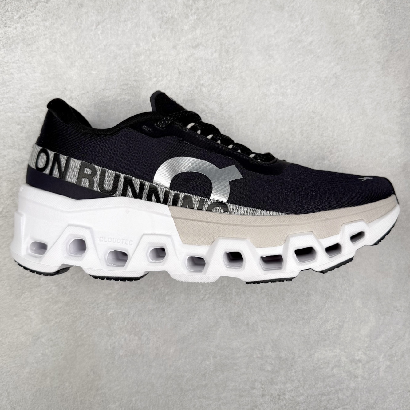 ＃DT On昂跑 Cloudmonster 2 舒适百搭低帮训练跑步鞋 此运动品牌 开创于2010年 缓震着陆、强效回弹、轻柔质感的设计构思始终是ON研制关键 与此同时基于“为全球提供革新性的跑步感受”信念 陆续推出了多款跑鞋及其以专业运动人体跑步工程学为设计关键的功能性跑步服饰设备 让跑者不费力气地畅快畅跑 尺码：36 36.5 37.5 38 38.5 39 40 40.5 41 42 42.5 43 44 44.5 45-选品中心