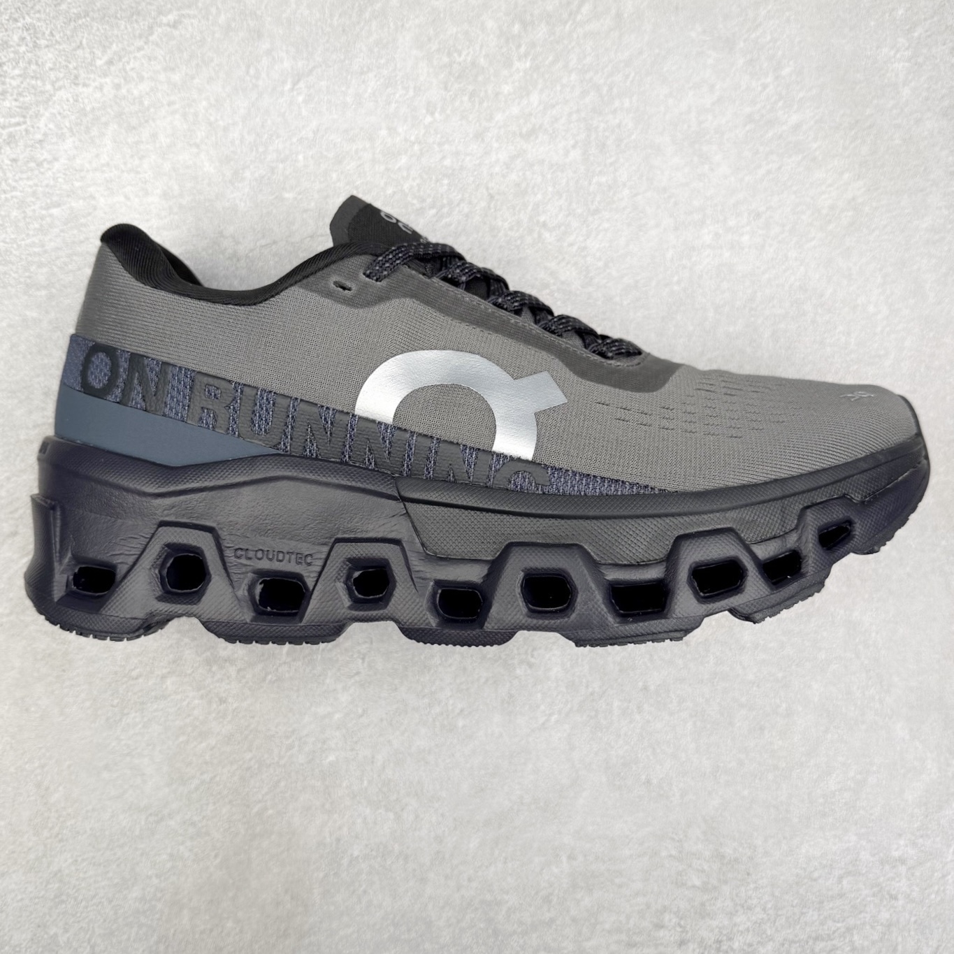 ＃DT On昂跑 Cloudmonster 2 舒适百搭低帮训练跑步鞋 此运动品牌 开创于2010年 缓震着陆、强效回弹、轻柔质感的设计构思始终是ON研制关键 与此同时基于“为全球提供革新性的跑步感受”信念 陆续推出了多款跑鞋及其以专业运动人体跑步工程学为设计关键的功能性跑步服饰设备 让跑者不费力气地畅快畅跑 尺码：36 36.5 37.5 38 38.5 39 40 40.5 41 42 42.5 43 44 44.5 45-选品中心