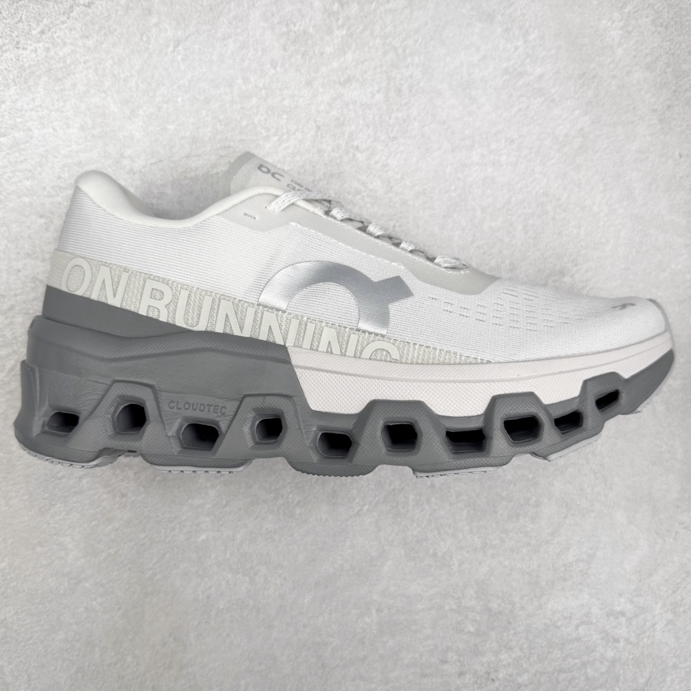 ＃DT On昂跑 Cloudmonster 2 舒适百搭低帮训练跑步鞋 此运动品牌 开创于2010年 缓震着陆、强效回弹、轻柔质感的设计构思始终是ON研制关键 与此同时基于“为全球提供革新性的跑步感受”信念 陆续推出了多款跑鞋及其以专业运动人体跑步工程学为设计关键的功能性跑步服饰设备 让跑者不费力气地畅快畅跑 尺码：36 36.5 37.5 38 38.5 39 40 40.5 41 42 42.5 43 44 44.5 45-选品中心