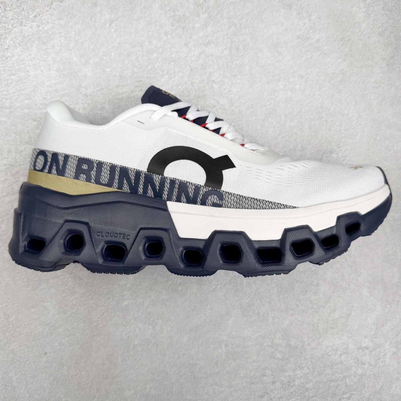 ＃DT On昂跑 Cloudmonster 2 舒适百搭低帮训练跑步鞋 此运动品牌 开创于2010年 缓震着陆、强效回弹、轻柔质感的设计构思始终是ON研制关键 与此同时基于“为全球提供革新性的跑步感受”信念 陆续推出了多款跑鞋及其以专业运动人体跑步工程学为设计关键的功能性跑步服饰设备 让跑者不费力气地畅快畅跑 尺码：36 36.5 37.5 38 38.5 39 40 40.5 41 42 42.5 43 44 44.5 45-选品中心