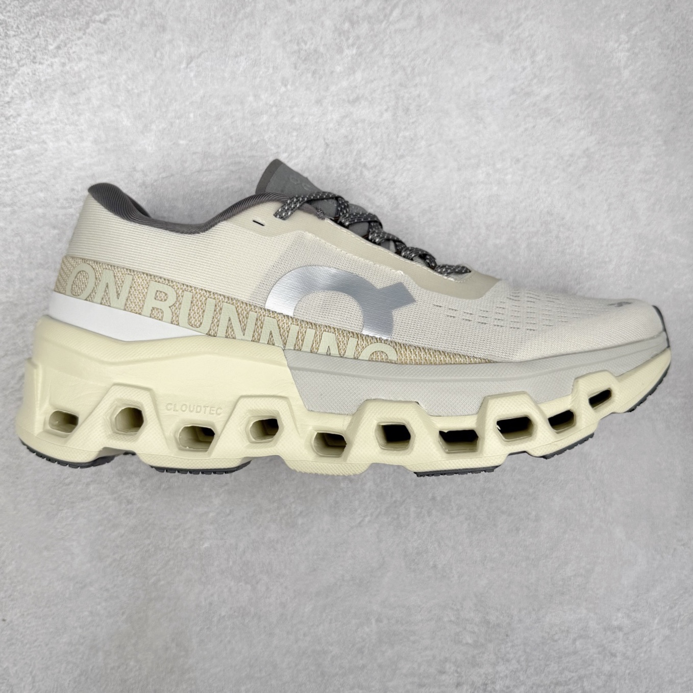 ＃DT On昂跑 Cloudmonster 2 舒适百搭低帮训练跑步鞋 此运动品牌 开创于2010年 缓震着陆、强效回弹、轻柔质感的设计构思始终是ON研制关键 与此同时基于“为全球提供革新性的跑步感受”信念 陆续推出了多款跑鞋及其以专业运动人体跑步工程学为设计关键的功能性跑步服饰设备 让跑者不费力气地畅快畅跑 尺码：36 36.5 37.5 38 38.5 39 40 40.5 41 42 42.5 43 44 44.5 45-选品中心