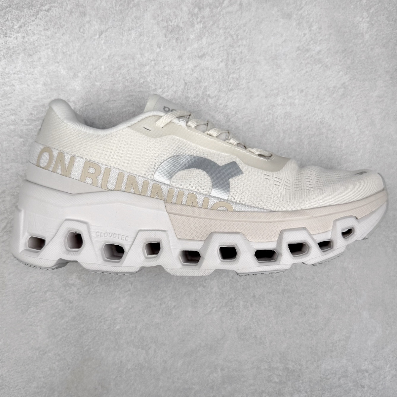 ＃DT On昂跑 Cloudmonster 2 舒适百搭低帮训练跑步鞋 此运动品牌 开创于2010年 缓震着陆、强效回弹、轻柔质感的设计构思始终是ON研制关键 与此同时基于“为全球提供革新性的跑步感受”信念 陆续推出了多款跑鞋及其以专业运动人体跑步工程学为设计关键的功能性跑步服饰设备 让跑者不费力气地畅快畅跑 尺码：36 36.5 37.5 38 38.5 39 40 40.5 41 42 42.5 43 44 44.5 45-选品中心