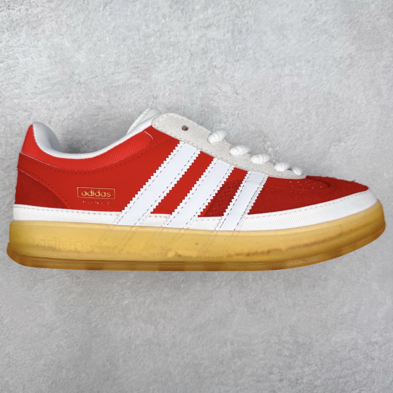 ＃福利特价 Bad Bunny x AD Gazelle Indoor Trainers 坏痞兔联名羚羊内训系列低帮复古百搭休闲运动德训风板鞋 Bad Bunny本人在杂志拍摄时率先上脚带一波节奏，emm，手上拿的杂志封面还是Kylie，看来前女友和布克重新约会，这位哥也还是没放下啊...回到鞋款本身，整体选择了简约的黑白皮革搭配浅灰色长绒麂皮材质，最后以半透明生胶大底收尾，质感在线。不同于以往联名的调色盘操作，Bad Bunny对Gazelle indoor进行了加宽加厚处理，以及鞋头变形的设计，带来全新的歪头面包鞋型Gazelle。此外，鞋款标签直接呈现在后跟处，鞋侧adidas标识下方还加入了\\\