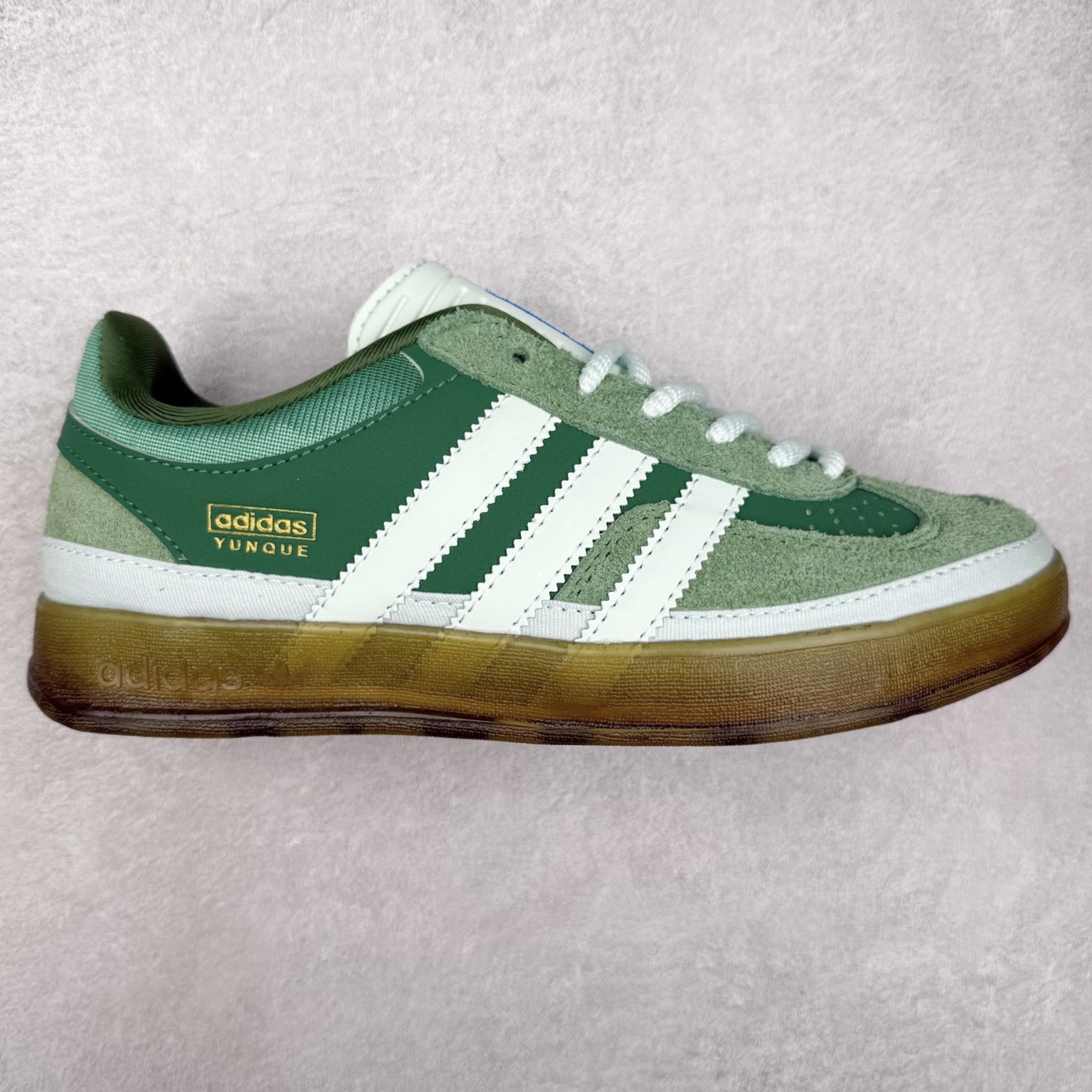 ＃福利特价 Bad Bunny x AD Gazelle Indoor Trainers 坏痞兔联名羚羊内训系列低帮复古百搭休闲运动德训风板鞋 Bad Bunny本人在杂志拍摄时率先上脚带一波节奏，emm，手上拿的杂志封面还是Kylie，看来前女友和布克重新约会，这位哥也还是没放下啊...回到鞋款本身，整体选择了简约的黑白皮革搭配浅灰色长绒麂皮材质，最后以半透明生胶大底收尾，质感在线。不同于以往联名的调色盘操作，Bad Bunny对Gazelle indoor进行了加宽加厚处理，以及鞋头变形的设计，带来全新的歪头面包鞋型Gazelle。此外，鞋款标签直接呈现在后跟处，鞋侧adidas标识下方还加入了\\\