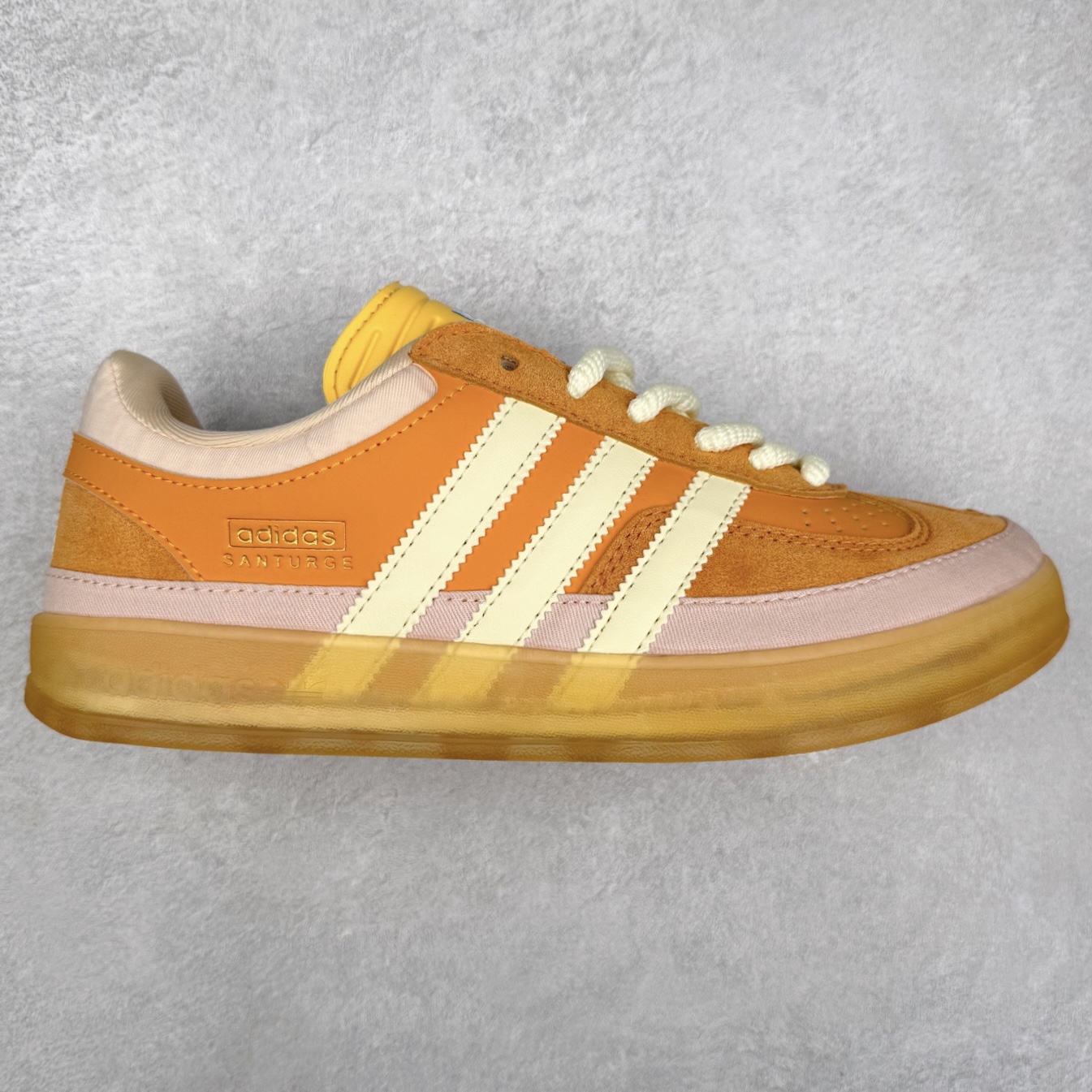 ＃福利特价 Bad Bunny x AD Gazelle Indoor Trainers 坏痞兔联名羚羊内训系列低帮复古百搭休闲运动德训风板鞋 Bad Bunny本人在杂志拍摄时率先上脚带一波节奏，emm，手上拿的杂志封面还是Kylie，看来前女友和布克重新约会，这位哥也还是没放下啊...回到鞋款本身，整体选择了简约的黑白皮革搭配浅灰色长绒麂皮材质，最后以半透明生胶大底收尾，质感在线。不同于以往联名的调色盘操作，Bad Bunny对Gazelle indoor进行了加宽加厚处理，以及鞋头变形的设计，带来全新的歪头面包鞋型Gazelle。此外，鞋款标签直接呈现在后跟处，鞋侧adidas标识下方还加入了\\\