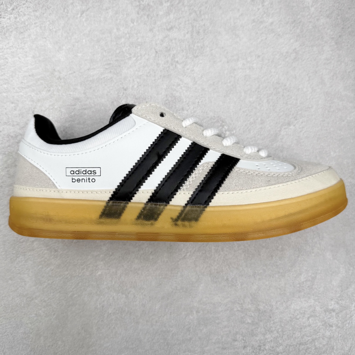 ＃福利特价 Bad Bunny x AD Gazelle Indoor Trainers 坏痞兔联名羚羊内训系列低帮复古百搭休闲运动德训风板鞋 Bad Bunny本人在杂志拍摄时率先上脚带一波节奏，emm，手上拿的杂志封面还是Kylie，看来前女友和布克重新约会，这位哥也还是没放下啊...回到鞋款本身，整体选择了简约的黑白皮革搭配浅灰色长绒麂皮材质，最后以半透明生胶大底收尾，质感在线。不同于以往联名的调色盘操作，Bad Bunny对Gazelle indoor进行了加宽加厚处理，以及鞋头变形的设计，带来全新的歪头面包鞋型Gazelle。此外，鞋款标签直接呈现在后跟处，鞋侧adidas标识下方还加入了\\\