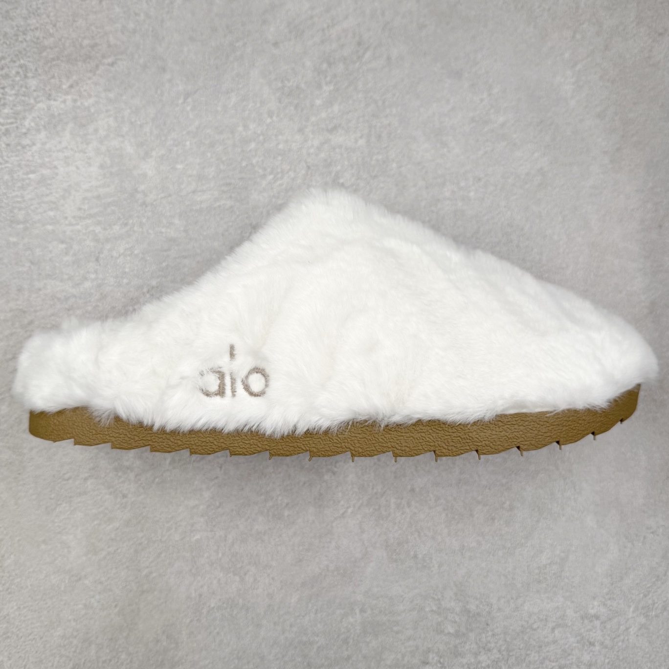 alo yoga Recovery Mode 舒适简约 静音防磨包头拖鞋 男女同款 象牙白 品牌故事Alo Yoga于2007年创立于洛杉矶，意在传播有意识的运动，同时激发人们的健康识与创造力。品牌的核心理念在于制作能够带来完美体验的瑜伽服饰与功能性单品，让有意识的运动融入并改变生活。Alo Yoga将其设计延伸到日常服饰概念，坚持不懈地捕捉当代时尚潮流，将品牌的运动美学理念、精致前卫的设计与舒适功能面料完美结合。与此同时，Alo Yoga的设计受到了时尚界人士与名人们的追捧，Talor Swift、Kendall Jenner等街拍照片中都曾出现品牌不同单品的身影。实拍调校N版已经零色差零失真 百分百还原实物色彩所见即所得 不存在货不对板色差等低级问题 选购参考实物拍摄 不混卖不参货 只用心做好货严格选品 承诺混一赔十 尺码：36 36.5 37.5 38 38.5 39 40 40.5 41 42 42.5 43 44 44.5 45-选品中心