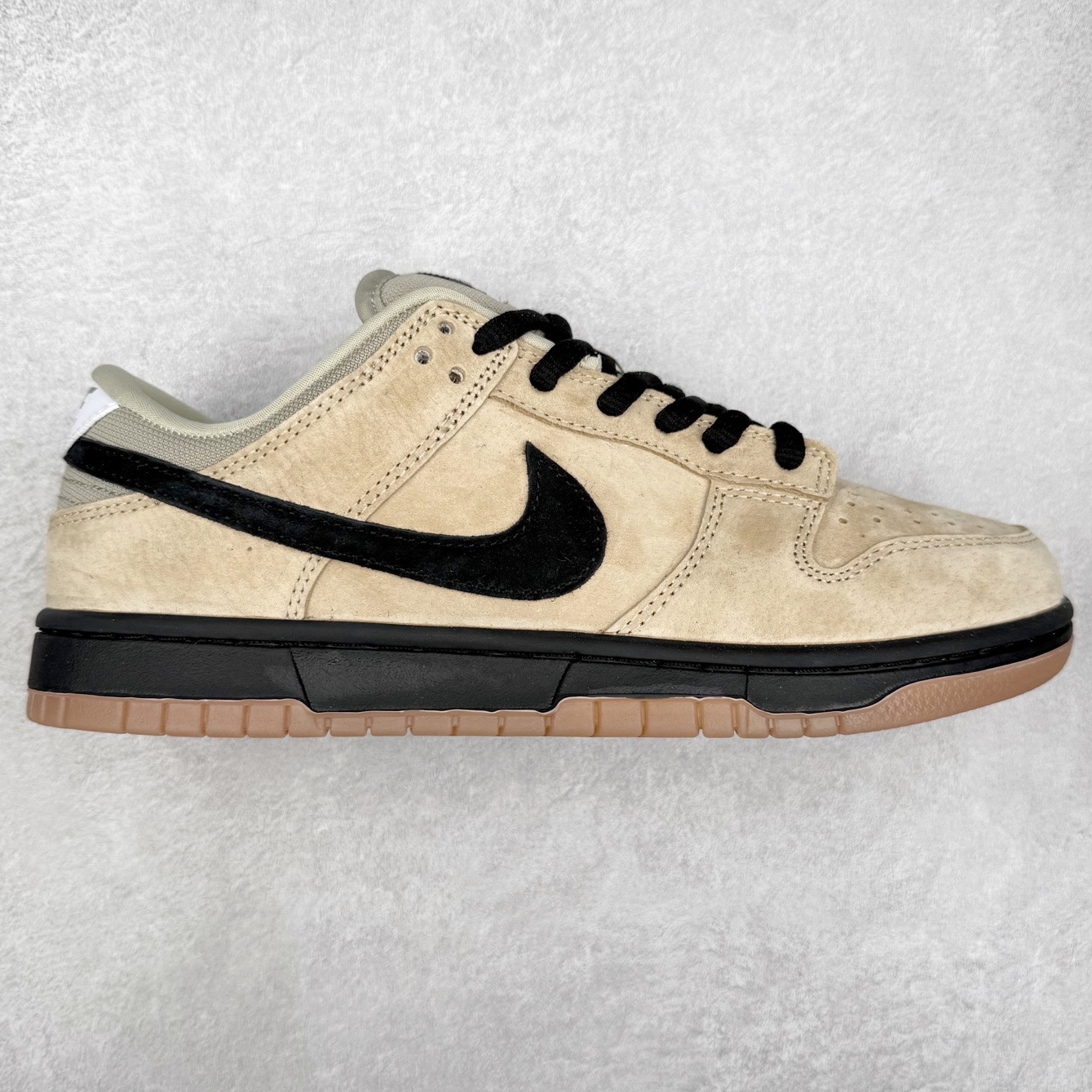 ＃YC纯原 NK SB Dunk Low 榛子轻语 HJ0367-200 鞋身主调选用浅卡其麂皮与深棕交织，如榛壳包裹的温润质地，黑色Swoosh与鞋带利落勾勒轮廓，打破单调，刻画轮廓分明的高级框架。从麂皮鞋面到生胶色大底，复古鞋型承载现代审美，整体色调如一杯精心调制的拿铁，层次分明，回味无穷。素履之上，流金挥洒；以极简白为底，金色泼墨似灵感随笔触跃动，不规则的流金轨迹从后跟漫延至鞋侧，仿佛将高光时刻定格在步履之上。Swoosh以暗金色细节点缀，不张扬却自带质感；做旧处理的橡胶鞋底自带复古滤镜，搭配独特的鞋带纹理，细节处皆是匠心。定制系列天花板 无原鞋不开发 全系列得物原鞋一比一校对开发 配色持续更新中 终端对接 优势输出 全套原厂楦头原纸板数据档案倾力打造 原汁原味莞产 极致还原 圈内最强针车工艺 高端零售指定版 广东原厂配套原盒原标 鞋盒分三个尺码段 原厂冲刀 超高清洁度 全鞋零毛边皮料切割 采用原厂百宏鞋带以及原厂百宏织唛舌标 内标可供原厂几率过验 进口原装条纹中底布 四线拉帮白色点胶 原厂拉帮手法遵循公司 原厂电绣 极致还原 尺码：36 36.5 37.5 38 38.5 39 40 40.5 41 42 42.5 43 44 44.5 45 46-选品中心