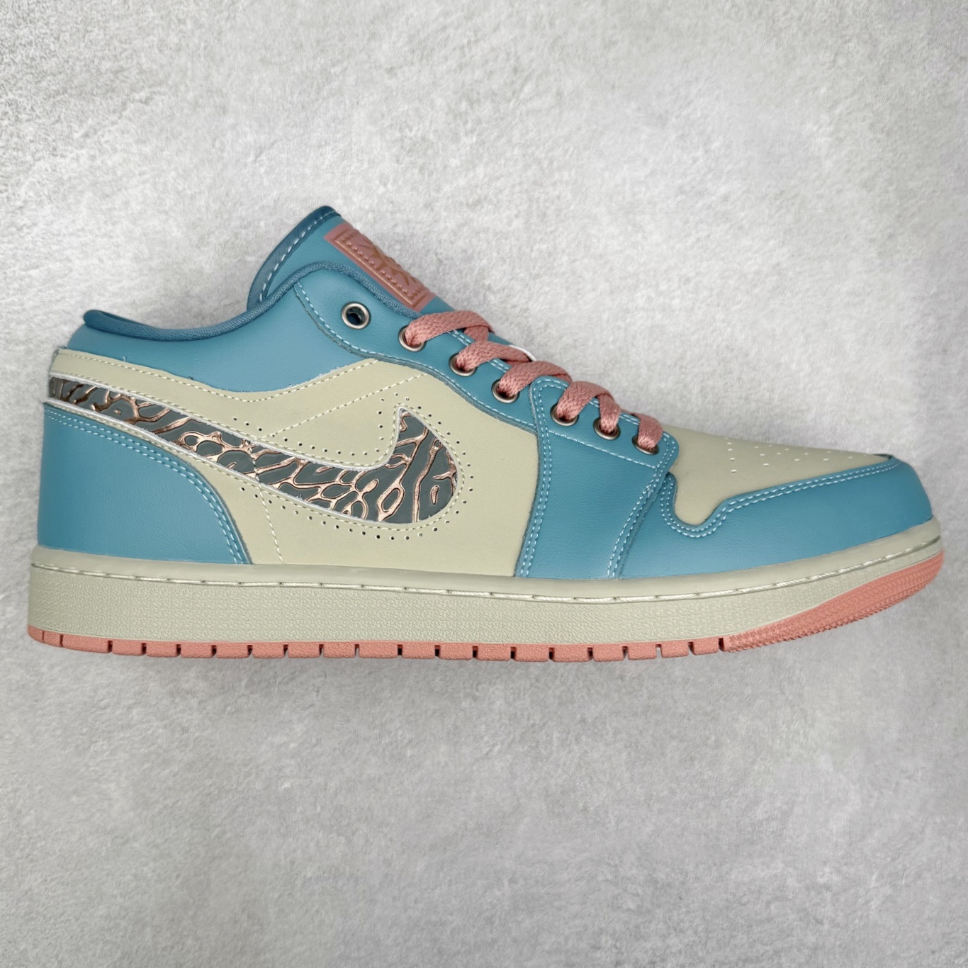 ＃K版 Air Jordan AJ1 Low 低帮 IM8120-464 全新流水线出品 DT版本唯一平替选择 市场第二梯队最强版 全部原鞋开发 原楦原纸板开发 全鞋电脑针车 原厂内置全掌气垫 原盒内在原标 唯一Zp原版鞋带绑法 免检产品 全新2022版型 全头层皮料 完美零毛边处理 原厂配置全掌气垫 价格定位良心 几十个配色陆续出货 实拍调校N版已经零色差零失真 百分百还原实物色彩所见即所得 不存在货不对板色差等低级问题 选购参考实物拍摄 不混卖不参货 只用心做好货严格选品 承诺混一赔十 尺码：36 36.5 37.5 38 38.5 39 40 40.5 41 42 42.5 43 44 44.5 45-选品中心
