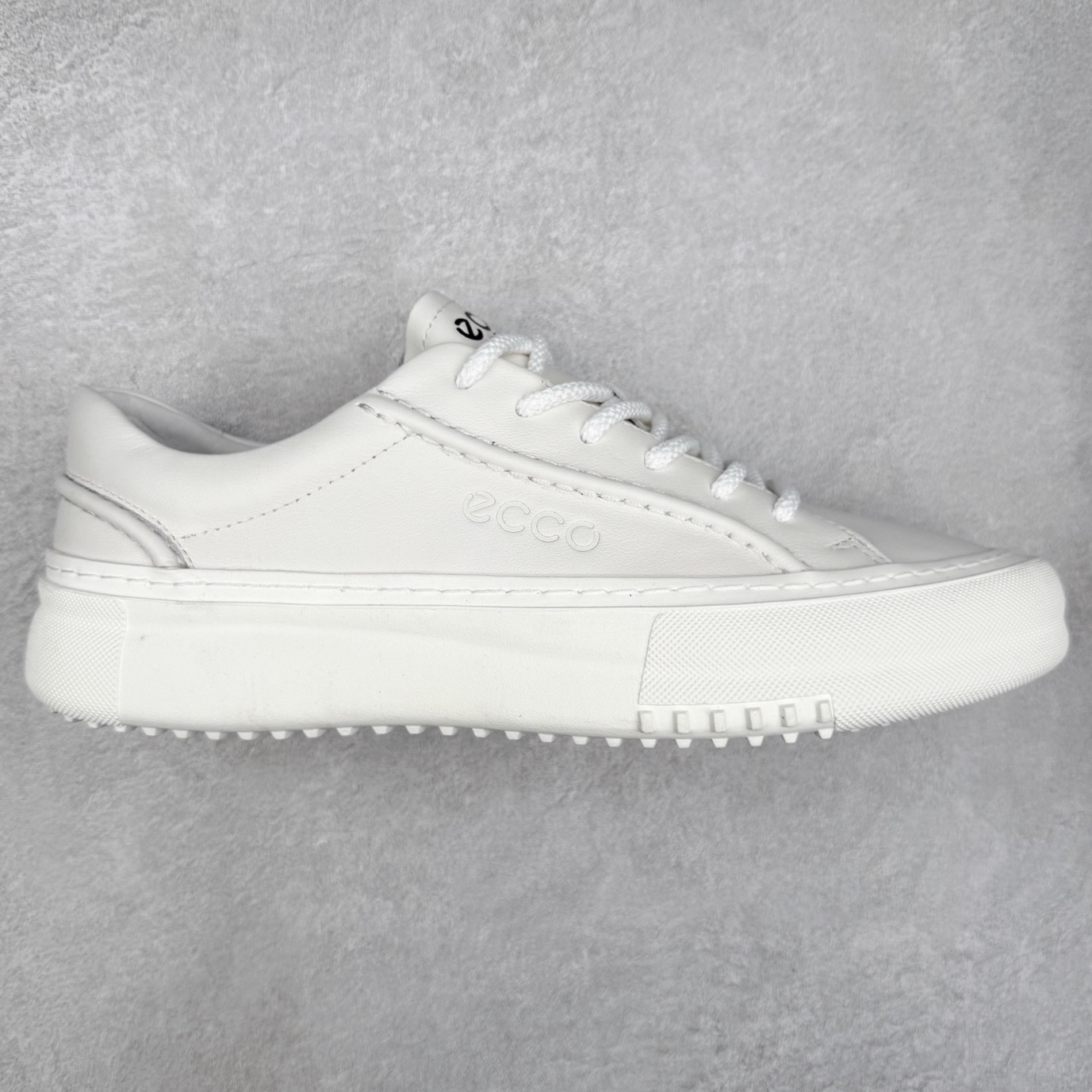 ECCO爱步男士休闲小白鞋 简单耐看清爽版型 百搭休闲板鞋 柔酷7号系列 鞋面采用进口小牛皮+透气头层猪皮内里 时尚个性 出街有型 简约系带设计 可自由调节松紧 鞋底采用高端顶级TPR环保科技材料 磨具贴合鞋底给你不一样的缓力性能 舒适 增强运动性 高端大气时尚不失稳重 休闲百搭 简约利落 尺码：38 39 40 41 42 43 44（皮鞋码）-选品中心