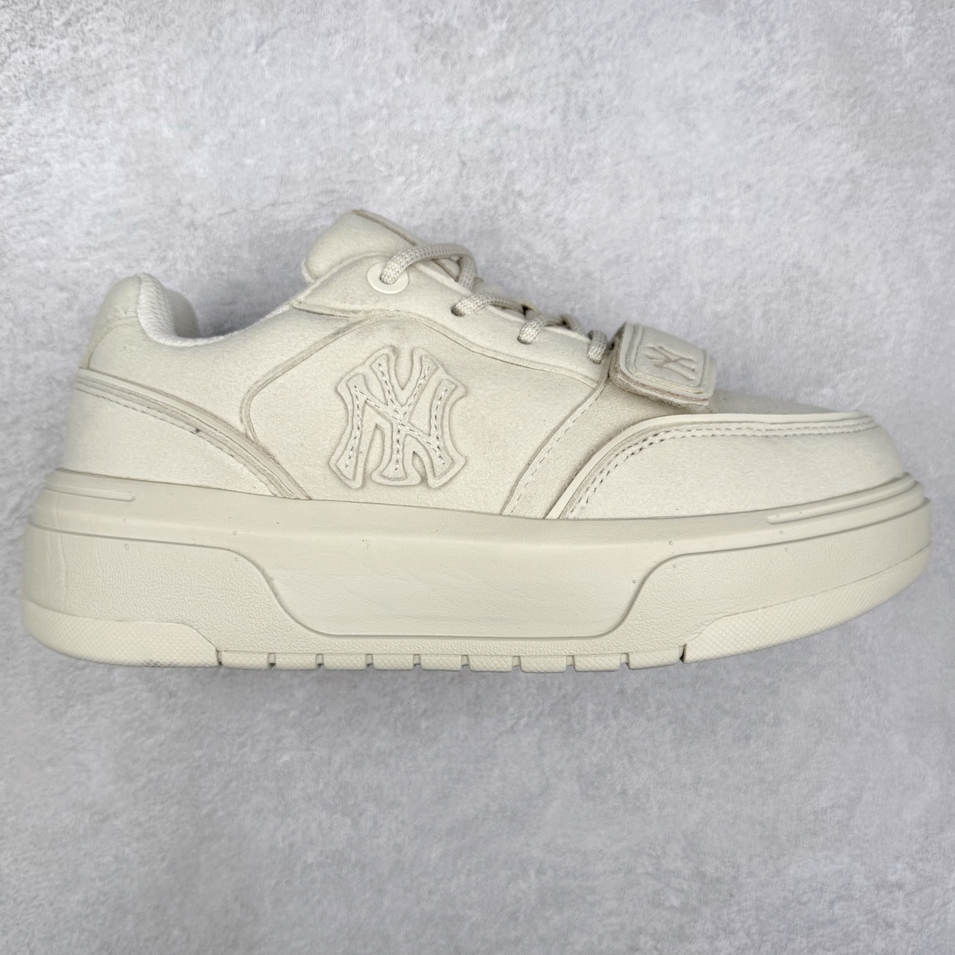 MLB Chunky Liner Basic 复古印花学长鞋系列低帮轻量增高厚底百搭休闲运动慢跑鞋板鞋 Korea韩国联名NY美国榄球纽约洋基队限定 韩国代购专供 全套原楦原纸板原厂数据开发 正确中底拉帮中底网布细节 平台代购专供 左脚内置芯片 韩国代购吊牌标贴 独家一比一RB+MD组合大底 高频后跟小人Logo精准对位立体饱满 正确网布加超迁鞋面 转印中底走线紧密 转印Logo工艺表层防刮不掉色 尺码：35 36 36.5 37.5 38 38.5 39 40 40.5 41 42 42.5 43 44 45-选品中心