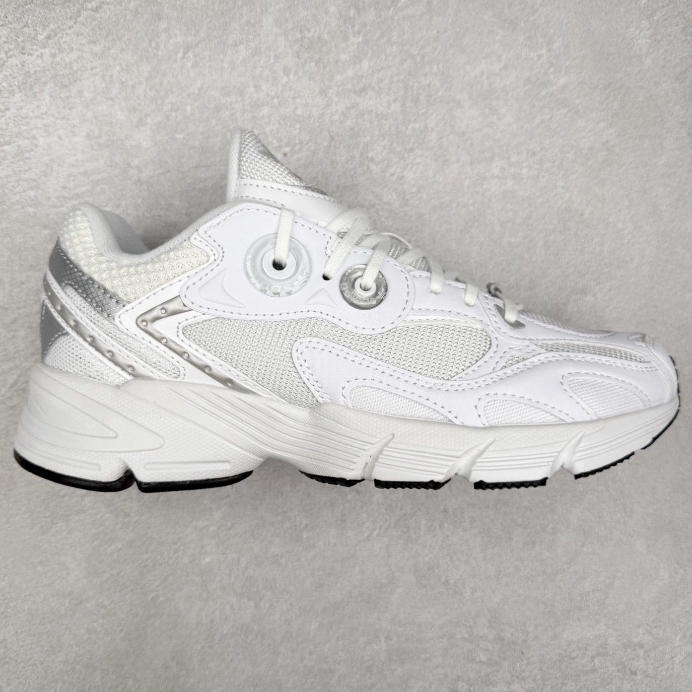 AD Original Astir 耐磨复古运动休闲鞋 鞋款灵感来自2000年代的跑步款式 鞋面和超大号孔眼进行更新复古色系搭配经典蓝白色 金色线条贯穿鞋身 增强鞋整体的流线感拼接设计 整体更显得有层次感，更有老爹鞋的味道网面透气设计 夏日出门也不会感到闷脚既舒适又透气带点稍微厚底的中底特殊材料 上脚偏软非常显高显瘦 休闲运动都可以搭配 尺码：35.5 36 36.5 37.5 38 38.5 39 40 40.5 41 42 42.5 43 44 44.5 45-选品中心