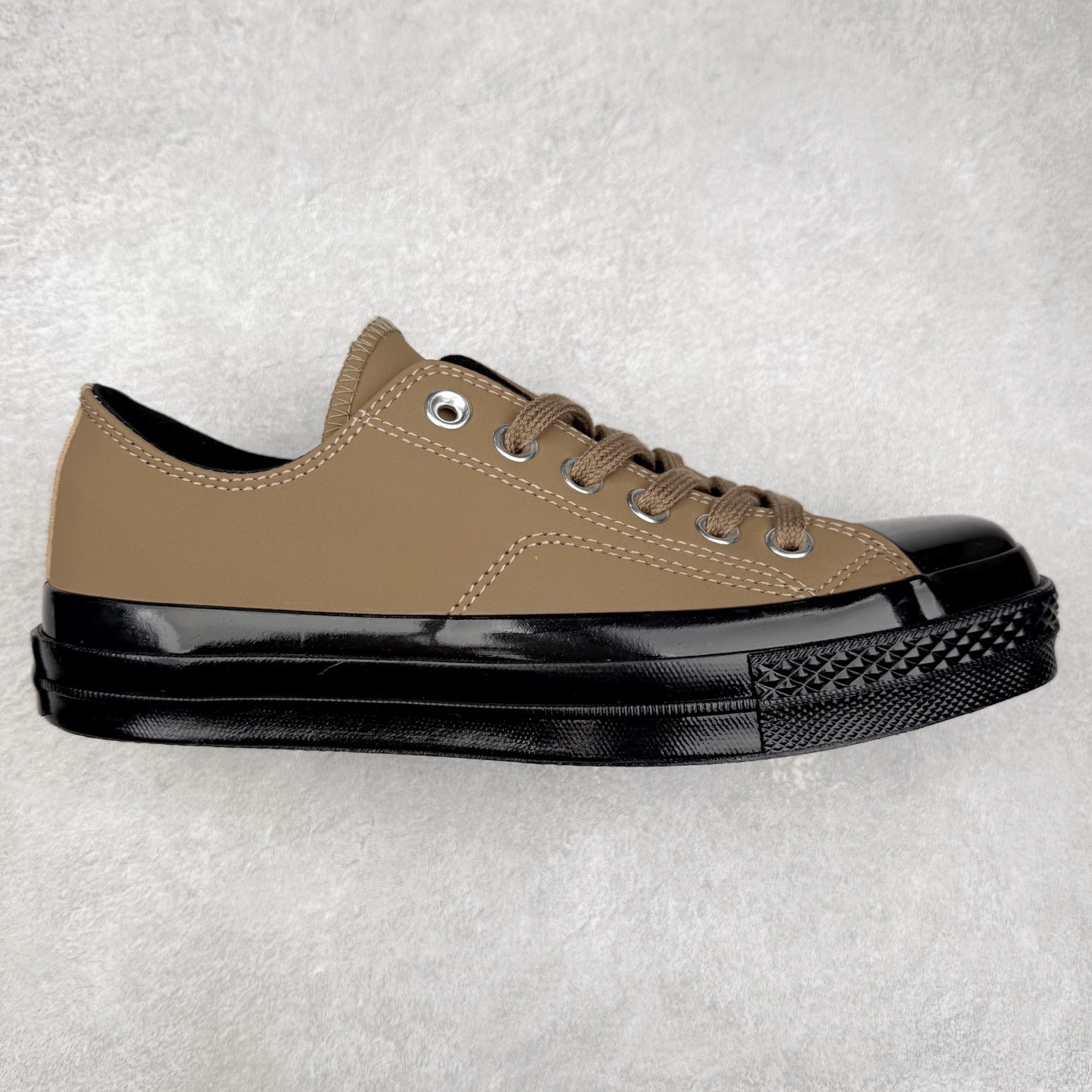 Converse All Star SQUARETOE Hi 匡威新款 日本限定 新款方头系列 耐磨高帮男女同款休闲帆布鞋 来自Converse Japan 全新「Square Toe」系列，保留了Chuck Taylor标志性设计，只不过把那个再熟悉不过的圆头，换成了一个干脆利落的「方头」。变化虽小，风格却大不同！ 设计上与早前Rick Owens 的联名方头有几分神似，却更日常、更易穿、更人人皆可驾驭。 值得一提的是，方头造型不仅更有态度，也在前掌预留了更多空间，让穿着体验更加舒适，好看又好穿，真的很难不心动。 货号：31316280 黑色 尺码：35 36 37 38 39 40 41 42 43 44 （⚠️方头款尺码比1970s偏大一码）-选品中心