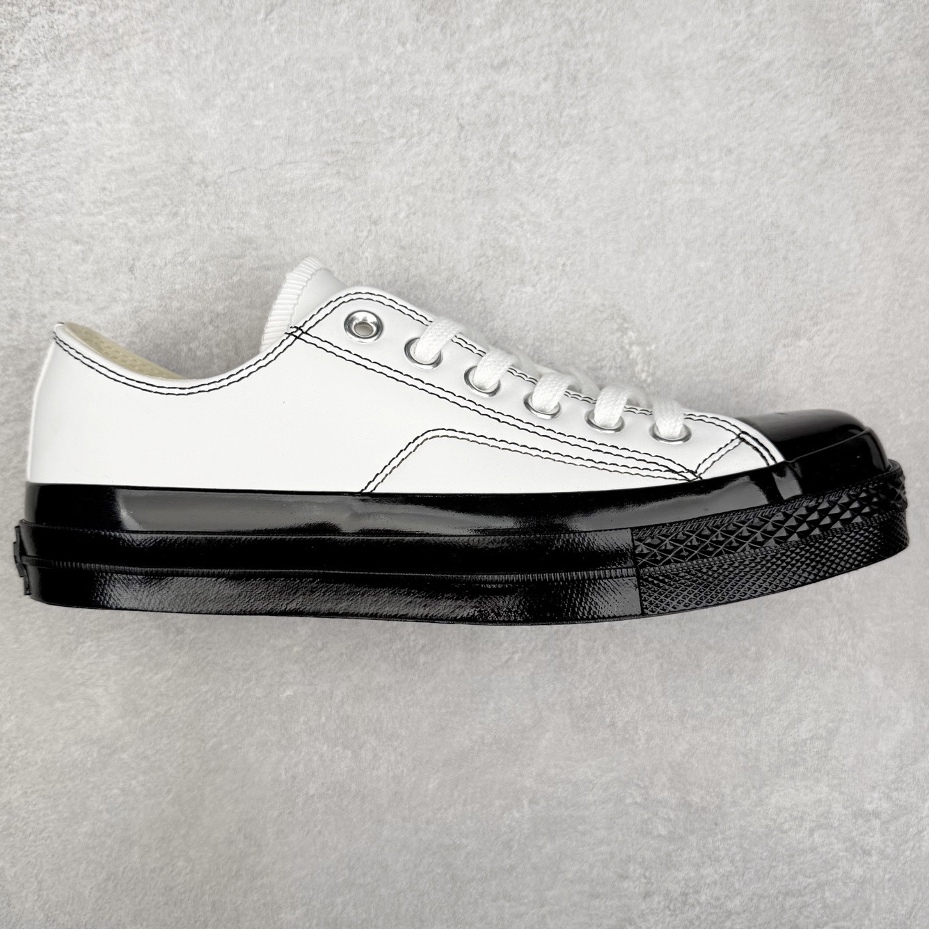 Converse All Star SQUARETOE Hi 匡威新款 日本限定 新款方头系列 耐磨高帮男女同款休闲帆布鞋 来自Converse Japan 全新「Square Toe」系列，保留了Chuck Taylor标志性设计，只不过把那个再熟悉不过的圆头，换成了一个干脆利落的「方头」。变化虽小，风格却大不同！ 设计上与早前Rick Owens 的联名方头有几分神似，却更日常、更易穿、更人人皆可驾驭。 值得一提的是，方头造型不仅更有态度，也在前掌预留了更多空间，让穿着体验更加舒适，好看又好穿，真的很难不心动。 货号：31316280 黑色 尺码：35 36 37 38 39 40 41 42 43 44 （⚠️方头款尺码比1970s偏大一码）-选品中心