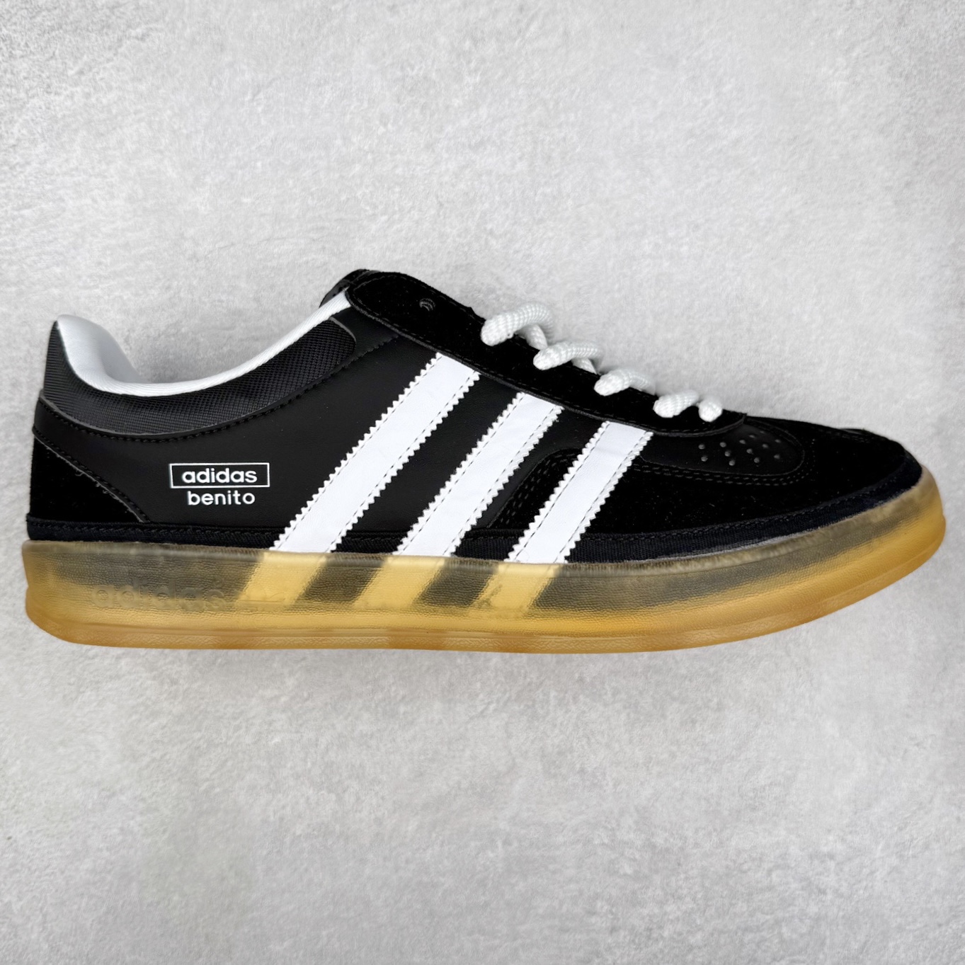 ＃福利特价 Bad Bunny x AD Gazelle Indoor Trainers 坏痞兔联名羚羊内训系列低帮复古百搭休闲运动德训风板鞋 Bad Bunny本人在杂志拍摄时率先上脚带一波节奏，emm，手上拿的杂志封面还是Kylie，看来前女友和布克重新约会，这位哥也还是没放下啊...回到鞋款本身，整体选择了简约的黑白皮革搭配浅灰色长绒麂皮材质，最后以半透明生胶大底收尾，质感在线。不同于以往联名的调色盘操作，Bad Bunny对Gazelle indoor进行了加宽加厚处理，以及鞋头变形的设计，带来全新的歪头面包鞋型Gazelle。此外，鞋款标签直接呈现在后跟处，鞋侧adidas标识下方还加入了\\\