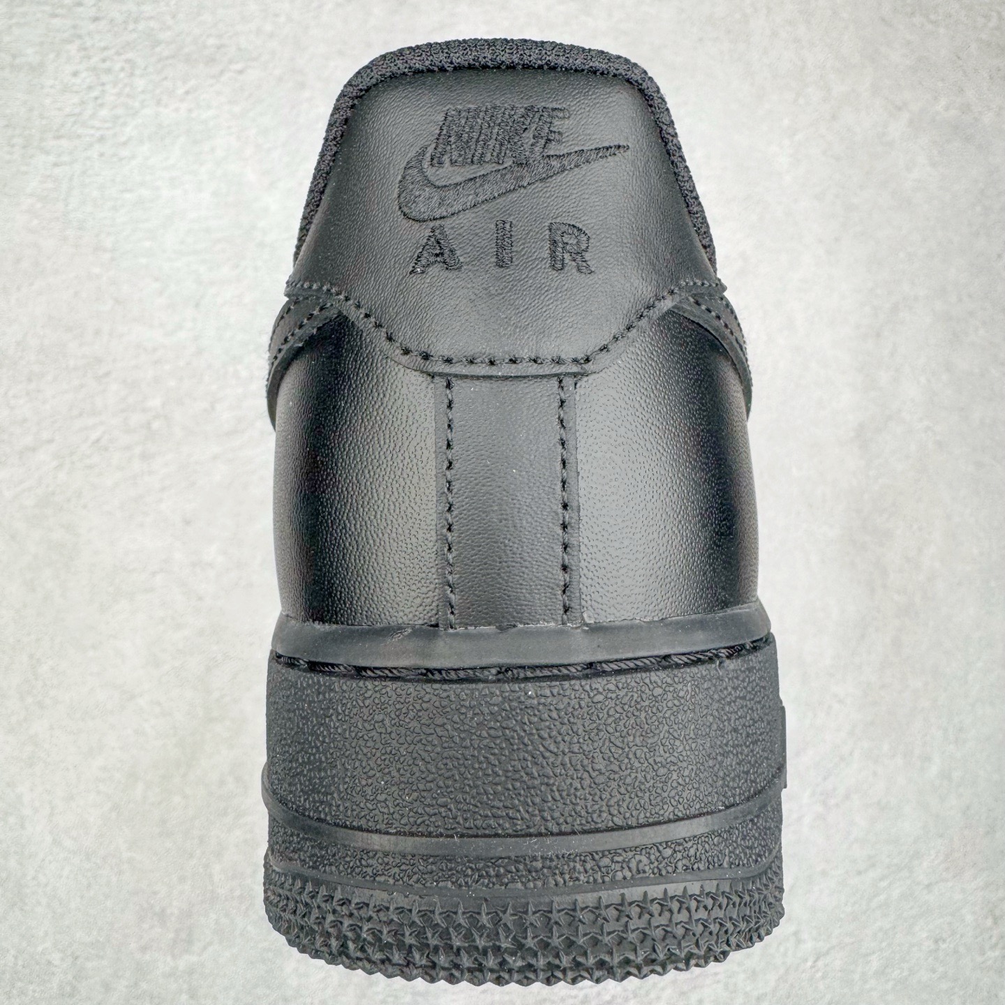 图片[24]-＃G5 NK Air Force 1 Low \’07 空军一号低帮经典板鞋 纯黑 CW2288-001 同步官方2025全新版本 不规则波浪大底咬花 全鞋电脑针车 工整有序 视觉效果满分 原厂拉帮手法 标准四线 密度针距针孔大小控制到位 原装反口里网布海绵 正确卡色网眼大小 新版鞋撑改用纸团代替 原厂港宝加持完美还原灵魂版型 原盒原配从里到外百分百还原 原厂全头层原厂皮料 原标原盒 内置Sole气垫 中底白色背胶 中底划线 已经无限的接近公司 原厂楦头 原厂刺绣 后跟弧度修正 独家私模最大开发到47.5 尺码：35.5 36 36.5 37.5 38 38.5 39 40 40.5 41 42 42.5 43 44 44.5 45 46 47.5-选品中心