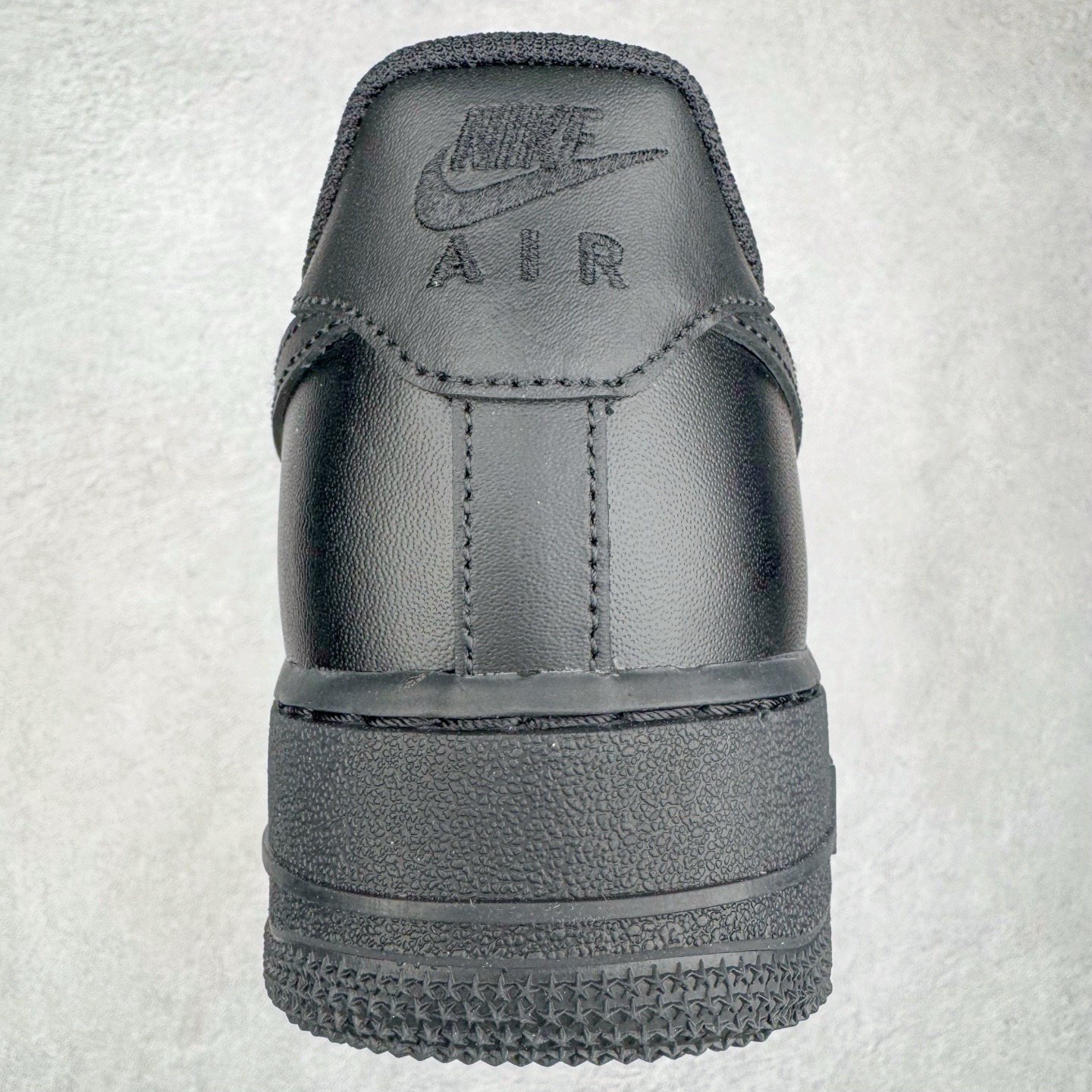 图片[8]-＃G5 NK Air Force 1 Low \’07 空军一号低帮经典板鞋 纯黑 CW2288-001 同步官方2025全新版本 不规则波浪大底咬花 全鞋电脑针车 工整有序 视觉效果满分 原厂拉帮手法 标准四线 密度针距针孔大小控制到位 原装反口里网布海绵 正确卡色网眼大小 新版鞋撑改用纸团代替 原厂港宝加持完美还原灵魂版型 原盒原配从里到外百分百还原 原厂全头层原厂皮料 原标原盒 内置Sole气垫 中底白色背胶 中底划线 已经无限的接近公司 原厂楦头 原厂刺绣 后跟弧度修正 独家私模最大开发到47.5 尺码：35.5 36 36.5 37.5 38 38.5 39 40 40.5 41 42 42.5 43 44 44.5 45 46 47.5-选品中心