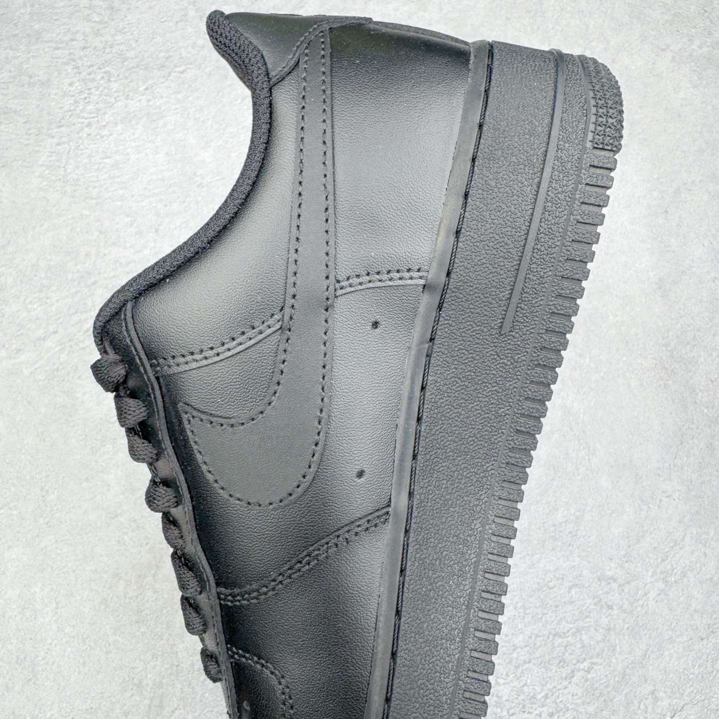 图片[7]-＃G5 NK Air Force 1 Low \’07 空军一号低帮经典板鞋 纯黑 CW2288-001 同步官方2025全新版本 不规则波浪大底咬花 全鞋电脑针车 工整有序 视觉效果满分 原厂拉帮手法 标准四线 密度针距针孔大小控制到位 原装反口里网布海绵 正确卡色网眼大小 新版鞋撑改用纸团代替 原厂港宝加持完美还原灵魂版型 原盒原配从里到外百分百还原 原厂全头层原厂皮料 原标原盒 内置Sole气垫 中底白色背胶 中底划线 已经无限的接近公司 原厂楦头 原厂刺绣 后跟弧度修正 独家私模最大开发到47.5 尺码：35.5 36 36.5 37.5 38 38.5 39 40 40.5 41 42 42.5 43 44 44.5 45 46 47.5-选品中心