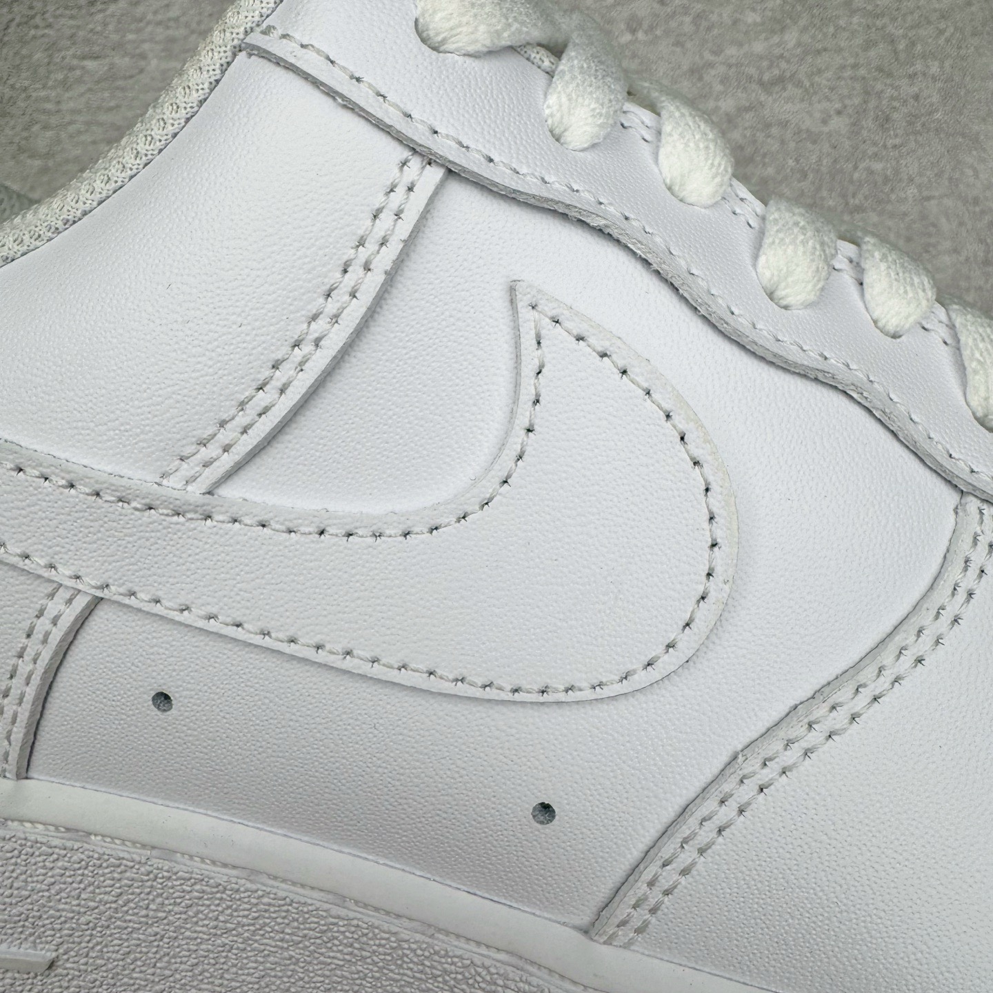 图片[20]-＃G5 NK Air Force 1 Low \’07 空军一号低帮经典板鞋 纯白 CW2288-111 同步官方2025全新版本 不规则波浪大底咬花 全鞋电脑针车 工整有序 视觉效果满分 原厂拉帮手法 标准四线 密度针距针孔大小控制到位 原装反口里网布海绵 正确卡色网眼大小 新版鞋撑改用纸团代替 原厂港宝加持完美还原灵魂版型 原盒原配从里到外百分百还原 原厂全头层原厂皮料 原标原盒 内置Sole气垫 中底白色背胶 中底划线 已经无限的接近公司 原厂楦头 原厂刺绣 后跟弧度修正 独家私模最大开发到47.5 尺码：35.5 36 36.5 37.5 38 38.5 39 40 40.5 41 42 42.5 43 44 44.5 45 46 47.5-选品中心