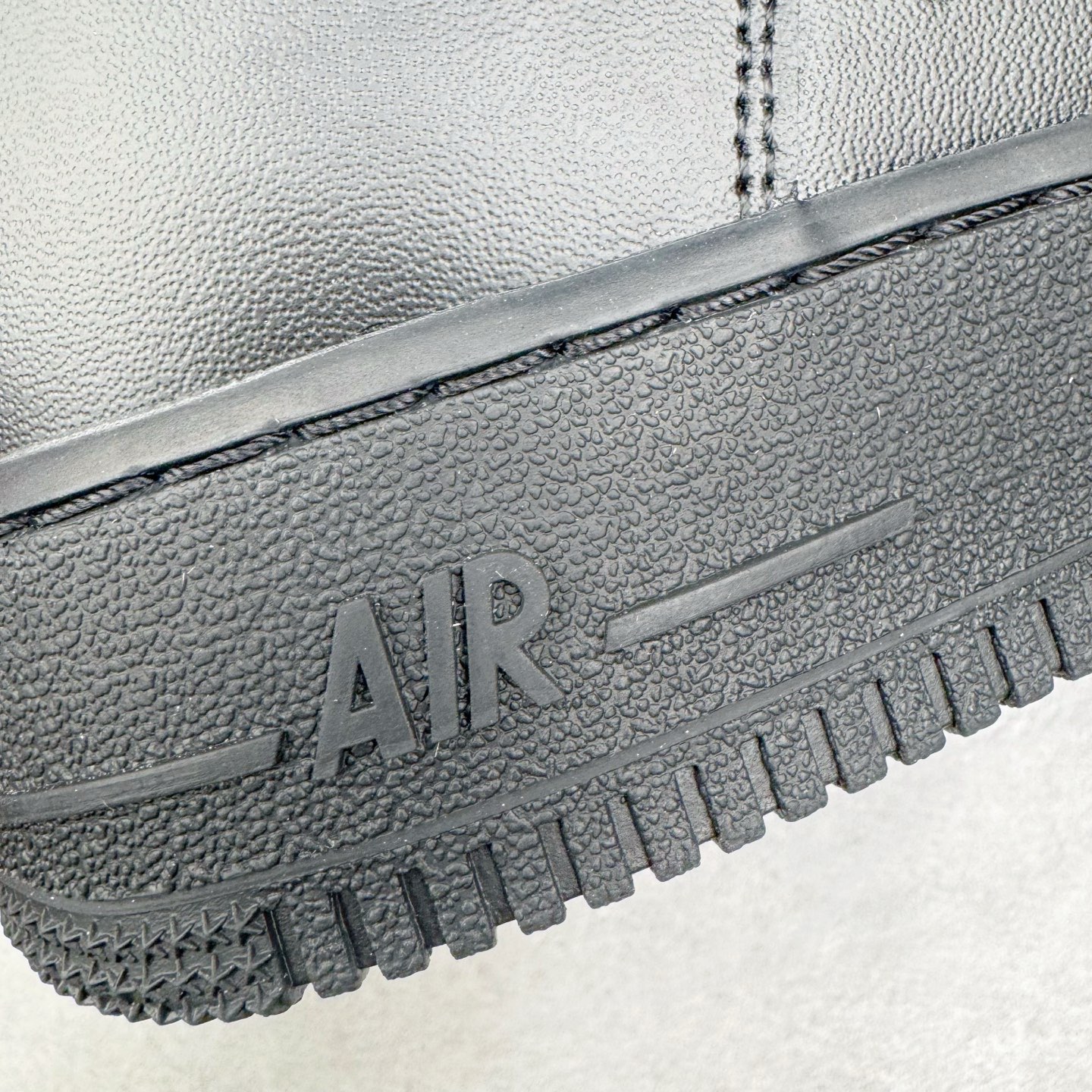 图片[22]-＃G5 NK Air Force 1 Low \’07 空军一号低帮经典板鞋 纯黑 CW2288-001 同步官方2025全新版本 不规则波浪大底咬花 全鞋电脑针车 工整有序 视觉效果满分 原厂拉帮手法 标准四线 密度针距针孔大小控制到位 原装反口里网布海绵 正确卡色网眼大小 新版鞋撑改用纸团代替 原厂港宝加持完美还原灵魂版型 原盒原配从里到外百分百还原 原厂全头层原厂皮料 原标原盒 内置Sole气垫 中底白色背胶 中底划线 已经无限的接近公司 原厂楦头 原厂刺绣 后跟弧度修正 独家私模最大开发到47.5 尺码：35.5 36 36.5 37.5 38 38.5 39 40 40.5 41 42 42.5 43 44 44.5 45 46 47.5-选品中心