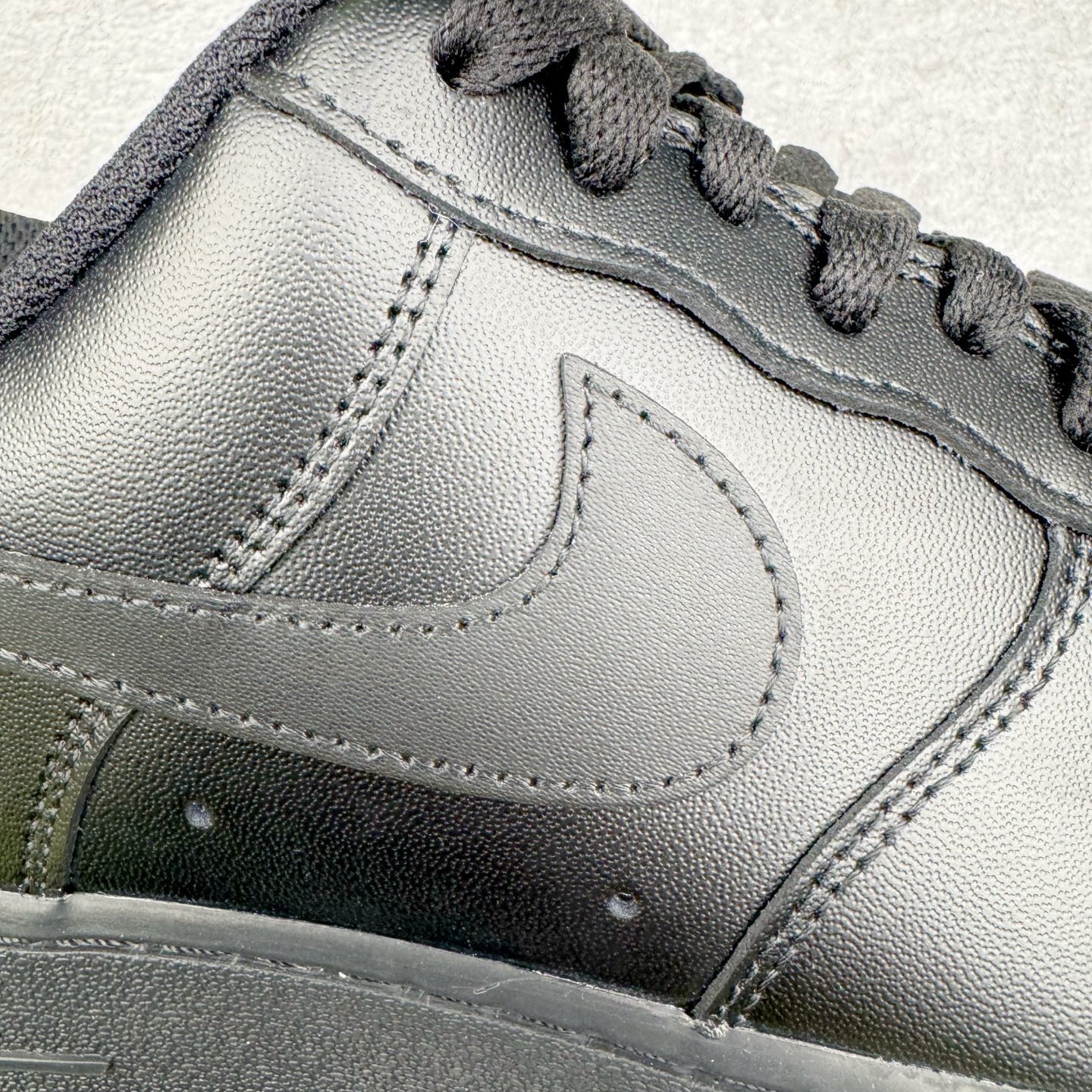 图片[21]-＃G5 NK Air Force 1 Low \’07 空军一号低帮经典板鞋 纯黑 CW2288-001 同步官方2025全新版本 不规则波浪大底咬花 全鞋电脑针车 工整有序 视觉效果满分 原厂拉帮手法 标准四线 密度针距针孔大小控制到位 原装反口里网布海绵 正确卡色网眼大小 新版鞋撑改用纸团代替 原厂港宝加持完美还原灵魂版型 原盒原配从里到外百分百还原 原厂全头层原厂皮料 原标原盒 内置Sole气垫 中底白色背胶 中底划线 已经无限的接近公司 原厂楦头 原厂刺绣 后跟弧度修正 独家私模最大开发到47.5 尺码：35.5 36 36.5 37.5 38 38.5 39 40 40.5 41 42 42.5 43 44 44.5 45 46 47.5-选品中心