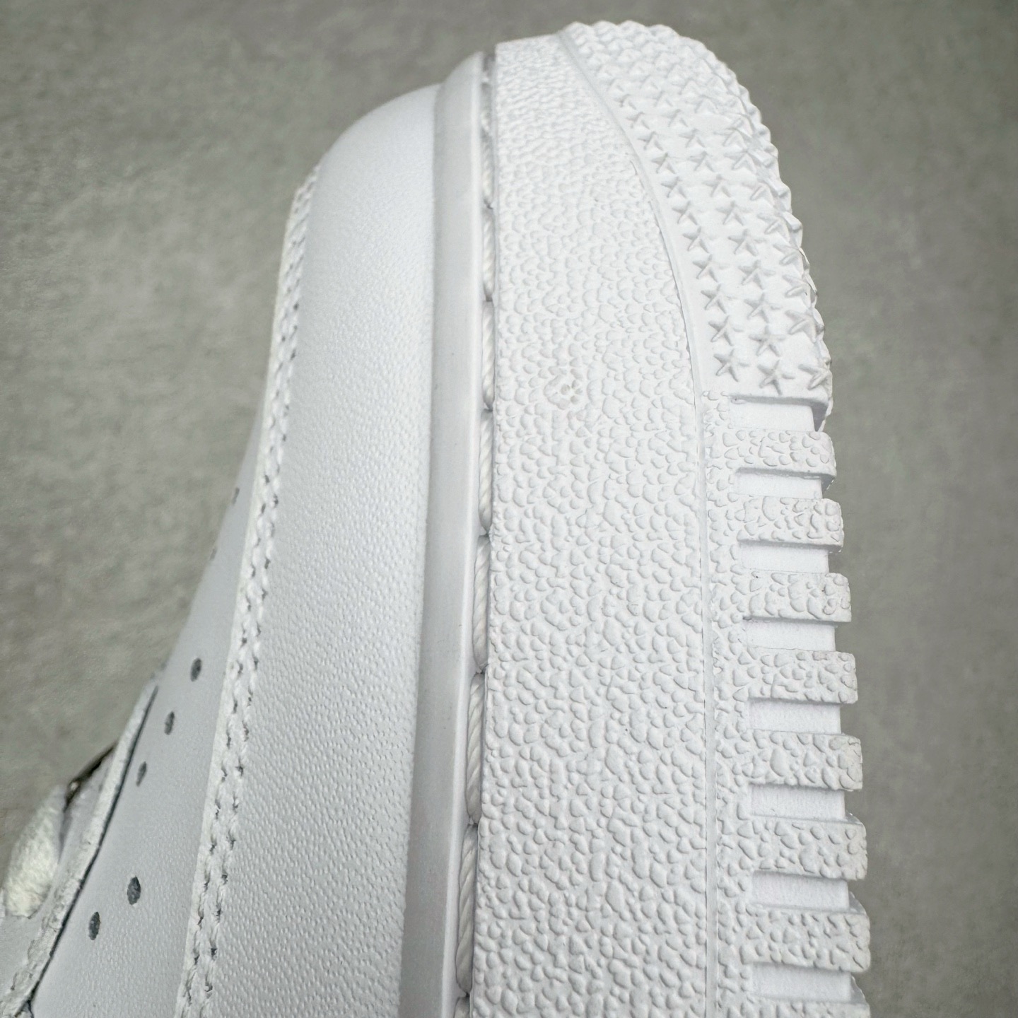 图片[18]-＃G5 NK Air Force 1 Low \’07 空军一号低帮经典板鞋 纯白 CW2288-111 同步官方2025全新版本 不规则波浪大底咬花 全鞋电脑针车 工整有序 视觉效果满分 原厂拉帮手法 标准四线 密度针距针孔大小控制到位 原装反口里网布海绵 正确卡色网眼大小 新版鞋撑改用纸团代替 原厂港宝加持完美还原灵魂版型 原盒原配从里到外百分百还原 原厂全头层原厂皮料 原标原盒 内置Sole气垫 中底白色背胶 中底划线 已经无限的接近公司 原厂楦头 原厂刺绣 后跟弧度修正 独家私模最大开发到47.5 尺码：35.5 36 36.5 37.5 38 38.5 39 40 40.5 41 42 42.5 43 44 44.5 45 46 47.5-选品中心