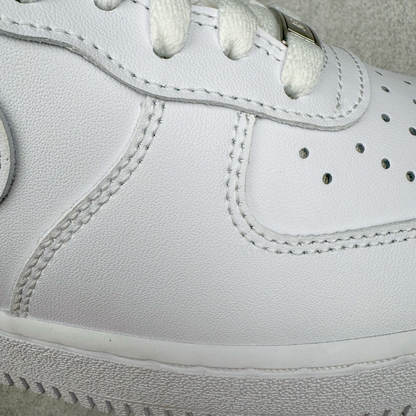 图片[19]-＃G5 NK Air Force 1 Low \’07 空军一号低帮经典板鞋 纯白 CW2288-111 同步官方2025全新版本 不规则波浪大底咬花 全鞋电脑针车 工整有序 视觉效果满分 原厂拉帮手法 标准四线 密度针距针孔大小控制到位 原装反口里网布海绵 正确卡色网眼大小 新版鞋撑改用纸团代替 原厂港宝加持完美还原灵魂版型 原盒原配从里到外百分百还原 原厂全头层原厂皮料 原标原盒 内置Sole气垫 中底白色背胶 中底划线 已经无限的接近公司 原厂楦头 原厂刺绣 后跟弧度修正 独家私模最大开发到47.5 尺码：35.5 36 36.5 37.5 38 38.5 39 40 40.5 41 42 42.5 43 44 44.5 45 46 47.5-选品中心