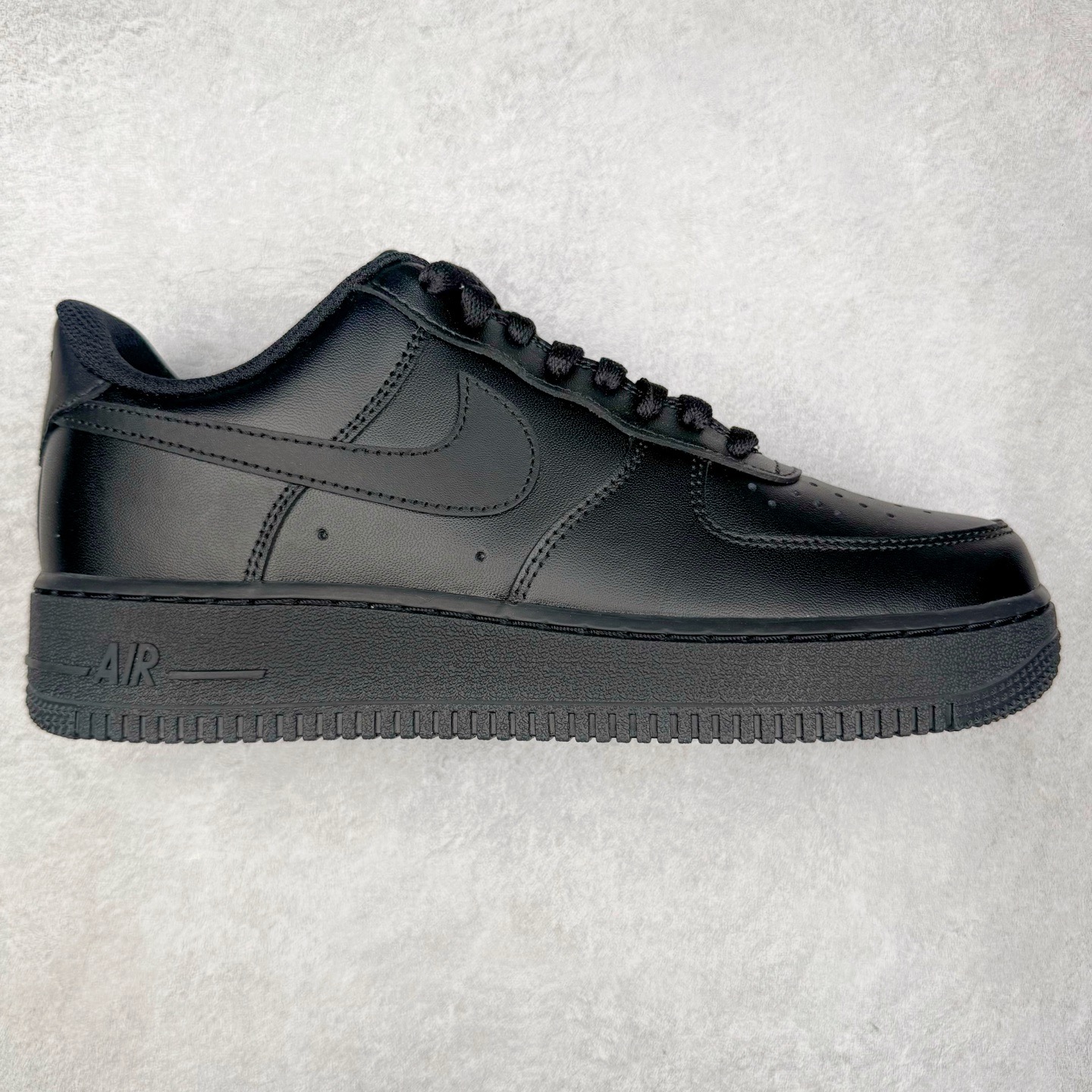 ＃G5 NK Air Force 1 Low \'07 空军一号低帮经典板鞋 纯黑 CW2288-001 同步官方2025全新版本 不规则波浪大底咬花 全鞋电脑针车 工整有序 视觉效果满分 原厂拉帮手法 标准四线 密度针距针孔大小控制到位 原装反口里网布海绵 正确卡色网眼大小 新版鞋撑改用纸团代替 原厂港宝加持完美还原灵魂版型 原盒原配从里到外百分百还原 原厂全头层原厂皮料 原标原盒 内置Sole气垫 中底白色背胶 中底划线 已经无限的接近公司 原厂楦头 原厂刺绣 后跟弧度修正 独家私模最大开发到47.5 尺码：35.5 36 36.5 37.5 38 38.5 39 40 40.5 41 42 42.5 43 44 44.5 45 46 47.5-选品中心