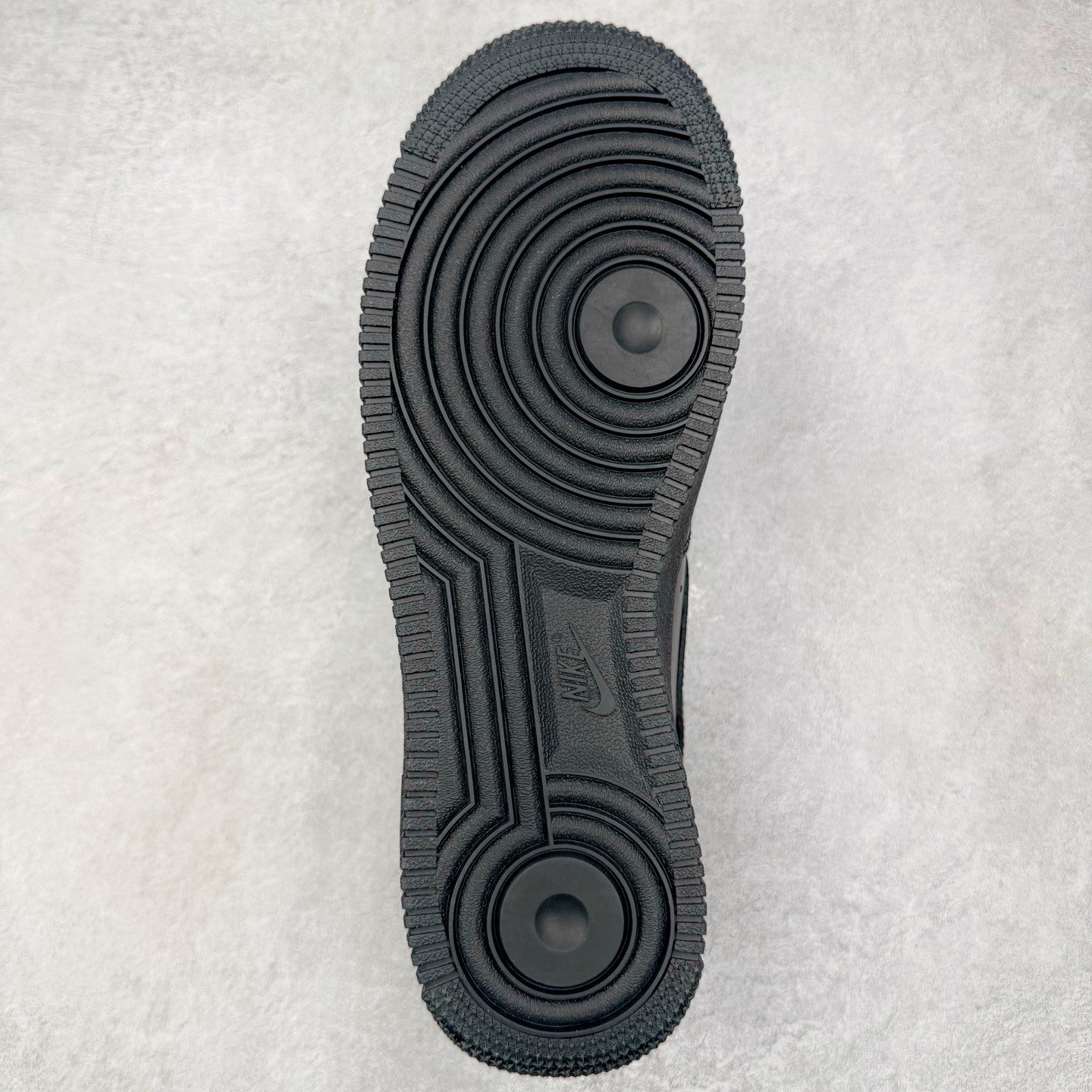 图片[9]-＃G5 NK Air Force 1 Low \’07 空军一号低帮经典板鞋 纯黑 CW2288-001 同步官方2025全新版本 不规则波浪大底咬花 全鞋电脑针车 工整有序 视觉效果满分 原厂拉帮手法 标准四线 密度针距针孔大小控制到位 原装反口里网布海绵 正确卡色网眼大小 新版鞋撑改用纸团代替 原厂港宝加持完美还原灵魂版型 原盒原配从里到外百分百还原 原厂全头层原厂皮料 原标原盒 内置Sole气垫 中底白色背胶 中底划线 已经无限的接近公司 原厂楦头 原厂刺绣 后跟弧度修正 独家私模最大开发到47.5 尺码：35.5 36 36.5 37.5 38 38.5 39 40 40.5 41 42 42.5 43 44 44.5 45 46 47.5-选品中心