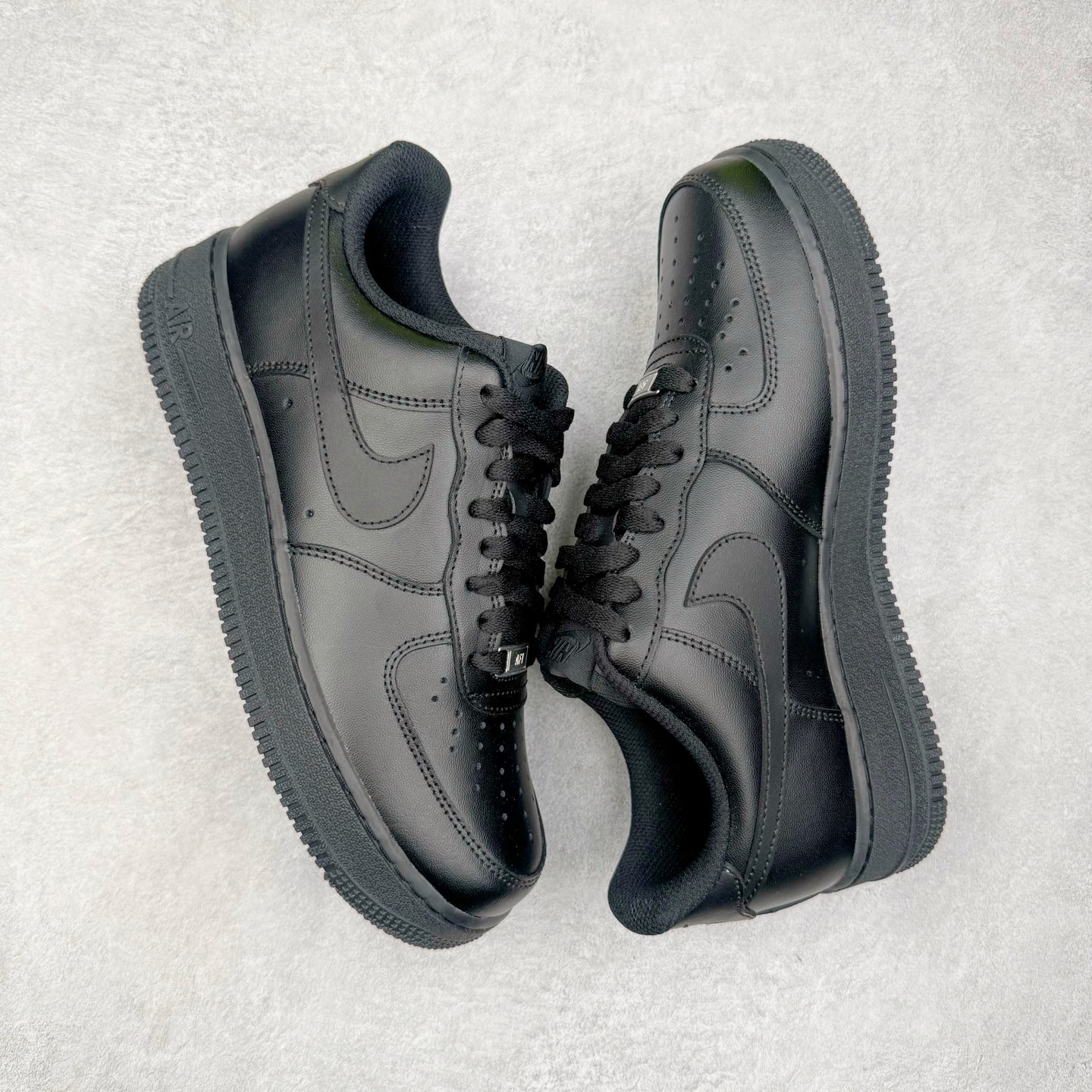 图片[3]-＃G5 NK Air Force 1 Low \’07 空军一号低帮经典板鞋 纯黑 CW2288-001 同步官方2025全新版本 不规则波浪大底咬花 全鞋电脑针车 工整有序 视觉效果满分 原厂拉帮手法 标准四线 密度针距针孔大小控制到位 原装反口里网布海绵 正确卡色网眼大小 新版鞋撑改用纸团代替 原厂港宝加持完美还原灵魂版型 原盒原配从里到外百分百还原 原厂全头层原厂皮料 原标原盒 内置Sole气垫 中底白色背胶 中底划线 已经无限的接近公司 原厂楦头 原厂刺绣 后跟弧度修正 独家私模最大开发到47.5 尺码：35.5 36 36.5 37.5 38 38.5 39 40 40.5 41 42 42.5 43 44 44.5 45 46 47.5-选品中心
