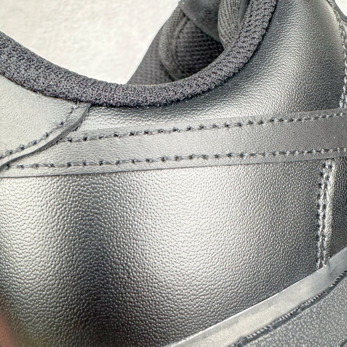 图片[19]-＃G5 NK Air Force 1 Low \’07 空军一号低帮经典板鞋 纯黑 CW2288-001 同步官方2025全新版本 不规则波浪大底咬花 全鞋电脑针车 工整有序 视觉效果满分 原厂拉帮手法 标准四线 密度针距针孔大小控制到位 原装反口里网布海绵 正确卡色网眼大小 新版鞋撑改用纸团代替 原厂港宝加持完美还原灵魂版型 原盒原配从里到外百分百还原 原厂全头层原厂皮料 原标原盒 内置Sole气垫 中底白色背胶 中底划线 已经无限的接近公司 原厂楦头 原厂刺绣 后跟弧度修正 独家私模最大开发到47.5 尺码：35.5 36 36.5 37.5 38 38.5 39 40 40.5 41 42 42.5 43 44 44.5 45 46 47.5-选品中心