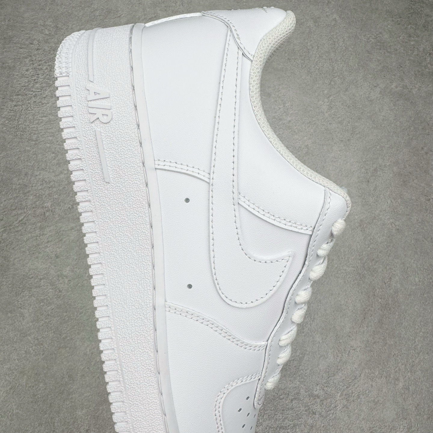 图片[6]-＃G5 NK Air Force 1 Low \’07 空军一号低帮经典板鞋 纯白 CW2288-111 同步官方2025全新版本 不规则波浪大底咬花 全鞋电脑针车 工整有序 视觉效果满分 原厂拉帮手法 标准四线 密度针距针孔大小控制到位 原装反口里网布海绵 正确卡色网眼大小 新版鞋撑改用纸团代替 原厂港宝加持完美还原灵魂版型 原盒原配从里到外百分百还原 原厂全头层原厂皮料 原标原盒 内置Sole气垫 中底白色背胶 中底划线 已经无限的接近公司 原厂楦头 原厂刺绣 后跟弧度修正 独家私模最大开发到47.5 尺码：35.5 36 36.5 37.5 38 38.5 39 40 40.5 41 42 42.5 43 44 44.5 45 46 47.5-选品中心
