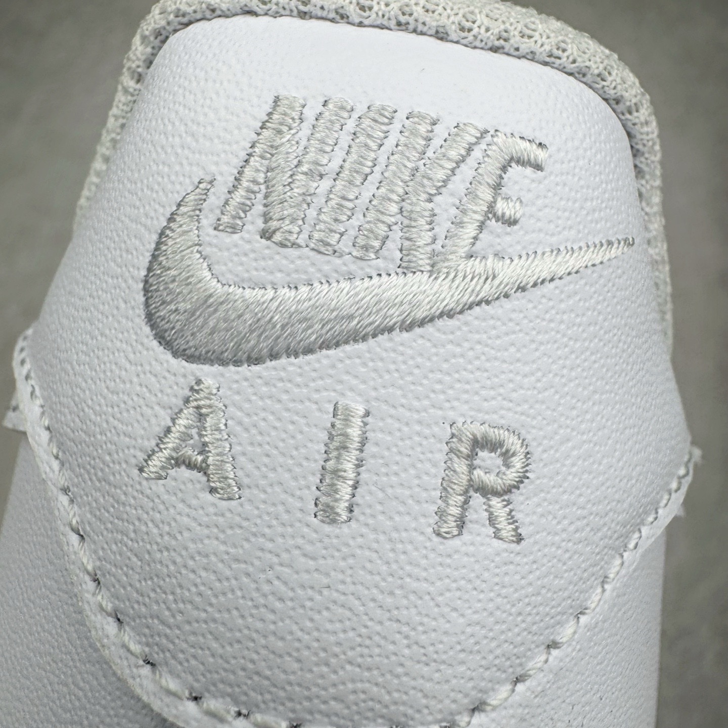 图片[13]-＃G5 NK Air Force 1 Low \’07 空军一号低帮经典板鞋 纯白 CW2288-111 同步官方2025全新版本 不规则波浪大底咬花 全鞋电脑针车 工整有序 视觉效果满分 原厂拉帮手法 标准四线 密度针距针孔大小控制到位 原装反口里网布海绵 正确卡色网眼大小 新版鞋撑改用纸团代替 原厂港宝加持完美还原灵魂版型 原盒原配从里到外百分百还原 原厂全头层原厂皮料 原标原盒 内置Sole气垫 中底白色背胶 中底划线 已经无限的接近公司 原厂楦头 原厂刺绣 后跟弧度修正 独家私模最大开发到47.5 尺码：35.5 36 36.5 37.5 38 38.5 39 40 40.5 41 42 42.5 43 44 44.5 45 46 47.5-选品中心