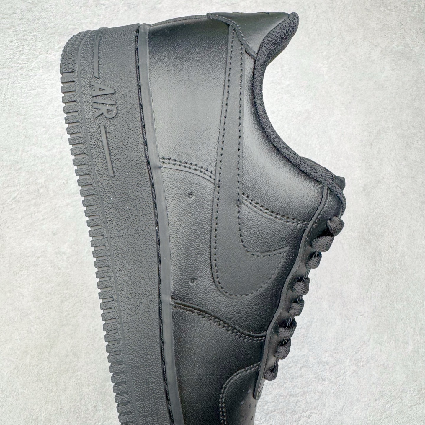 图片[6]-＃G5 NK Air Force 1 Low \’07 空军一号低帮经典板鞋 纯黑 CW2288-001 同步官方2025全新版本 不规则波浪大底咬花 全鞋电脑针车 工整有序 视觉效果满分 原厂拉帮手法 标准四线 密度针距针孔大小控制到位 原装反口里网布海绵 正确卡色网眼大小 新版鞋撑改用纸团代替 原厂港宝加持完美还原灵魂版型 原盒原配从里到外百分百还原 原厂全头层原厂皮料 原标原盒 内置Sole气垫 中底白色背胶 中底划线 已经无限的接近公司 原厂楦头 原厂刺绣 后跟弧度修正 独家私模最大开发到47.5 尺码：35.5 36 36.5 37.5 38 38.5 39 40 40.5 41 42 42.5 43 44 44.5 45 46 47.5-选品中心