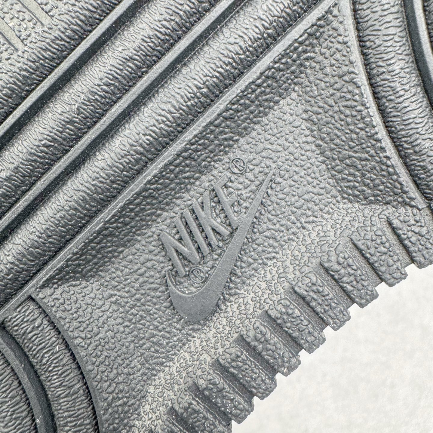 图片[23]-＃G5 NK Air Force 1 Low \’07 空军一号低帮经典板鞋 纯黑 CW2288-001 同步官方2025全新版本 不规则波浪大底咬花 全鞋电脑针车 工整有序 视觉效果满分 原厂拉帮手法 标准四线 密度针距针孔大小控制到位 原装反口里网布海绵 正确卡色网眼大小 新版鞋撑改用纸团代替 原厂港宝加持完美还原灵魂版型 原盒原配从里到外百分百还原 原厂全头层原厂皮料 原标原盒 内置Sole气垫 中底白色背胶 中底划线 已经无限的接近公司 原厂楦头 原厂刺绣 后跟弧度修正 独家私模最大开发到47.5 尺码：35.5 36 36.5 37.5 38 38.5 39 40 40.5 41 42 42.5 43 44 44.5 45 46 47.5-选品中心