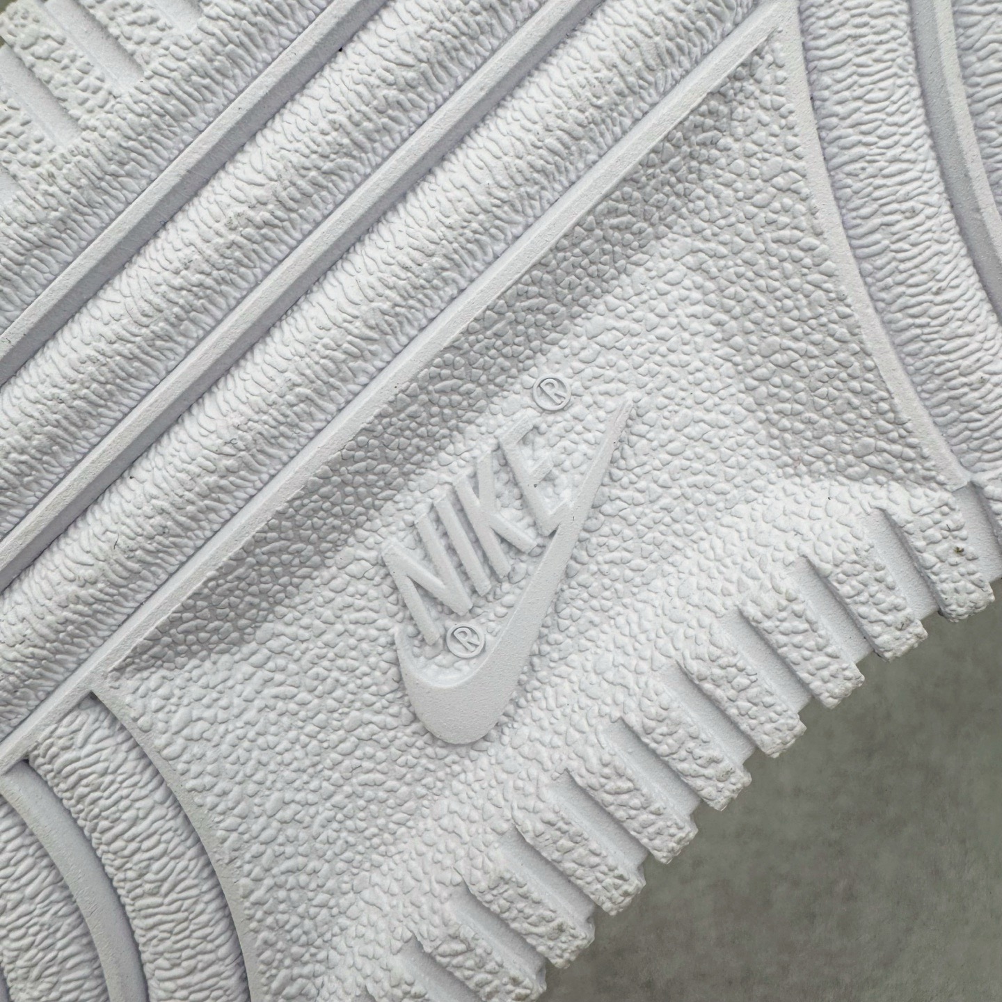 图片[22]-＃G5 NK Air Force 1 Low \’07 空军一号低帮经典板鞋 纯白 CW2288-111 同步官方2025全新版本 不规则波浪大底咬花 全鞋电脑针车 工整有序 视觉效果满分 原厂拉帮手法 标准四线 密度针距针孔大小控制到位 原装反口里网布海绵 正确卡色网眼大小 新版鞋撑改用纸团代替 原厂港宝加持完美还原灵魂版型 原盒原配从里到外百分百还原 原厂全头层原厂皮料 原标原盒 内置Sole气垫 中底白色背胶 中底划线 已经无限的接近公司 原厂楦头 原厂刺绣 后跟弧度修正 独家私模最大开发到47.5 尺码：35.5 36 36.5 37.5 38 38.5 39 40 40.5 41 42 42.5 43 44 44.5 45 46 47.5-选品中心