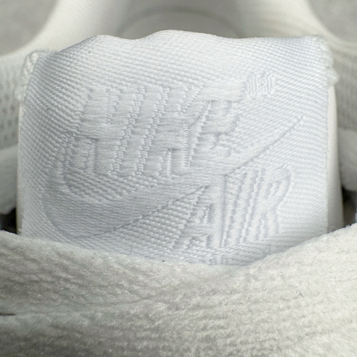 图片[15]-＃G5 NK Air Force 1 Low \’07 空军一号低帮经典板鞋 纯白 CW2288-111 同步官方2025全新版本 不规则波浪大底咬花 全鞋电脑针车 工整有序 视觉效果满分 原厂拉帮手法 标准四线 密度针距针孔大小控制到位 原装反口里网布海绵 正确卡色网眼大小 新版鞋撑改用纸团代替 原厂港宝加持完美还原灵魂版型 原盒原配从里到外百分百还原 原厂全头层原厂皮料 原标原盒 内置Sole气垫 中底白色背胶 中底划线 已经无限的接近公司 原厂楦头 原厂刺绣 后跟弧度修正 独家私模最大开发到47.5 尺码：35.5 36 36.5 37.5 38 38.5 39 40 40.5 41 42 42.5 43 44 44.5 45 46 47.5-选品中心