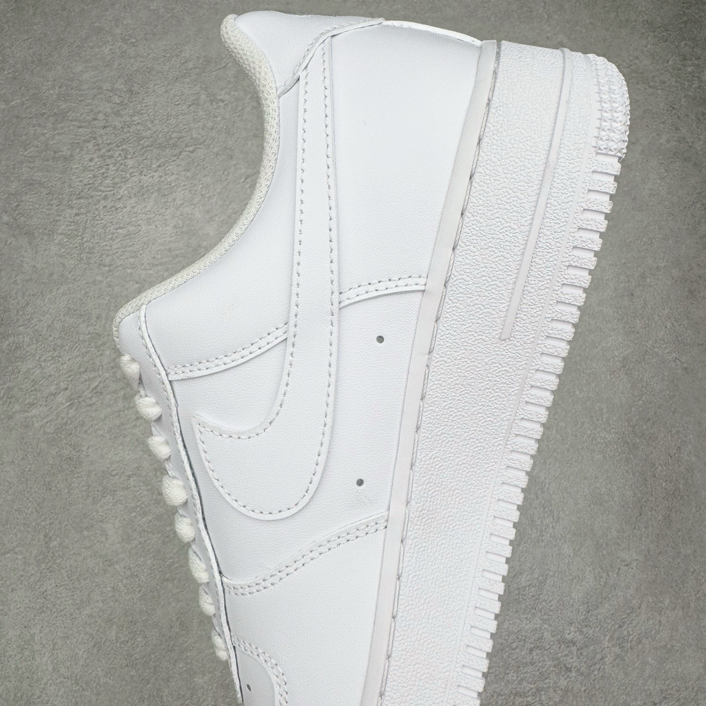 图片[7]-＃G5 NK Air Force 1 Low \’07 空军一号低帮经典板鞋 纯白 CW2288-111 同步官方2025全新版本 不规则波浪大底咬花 全鞋电脑针车 工整有序 视觉效果满分 原厂拉帮手法 标准四线 密度针距针孔大小控制到位 原装反口里网布海绵 正确卡色网眼大小 新版鞋撑改用纸团代替 原厂港宝加持完美还原灵魂版型 原盒原配从里到外百分百还原 原厂全头层原厂皮料 原标原盒 内置Sole气垫 中底白色背胶 中底划线 已经无限的接近公司 原厂楦头 原厂刺绣 后跟弧度修正 独家私模最大开发到47.5 尺码：35.5 36 36.5 37.5 38 38.5 39 40 40.5 41 42 42.5 43 44 44.5 45 46 47.5-选品中心