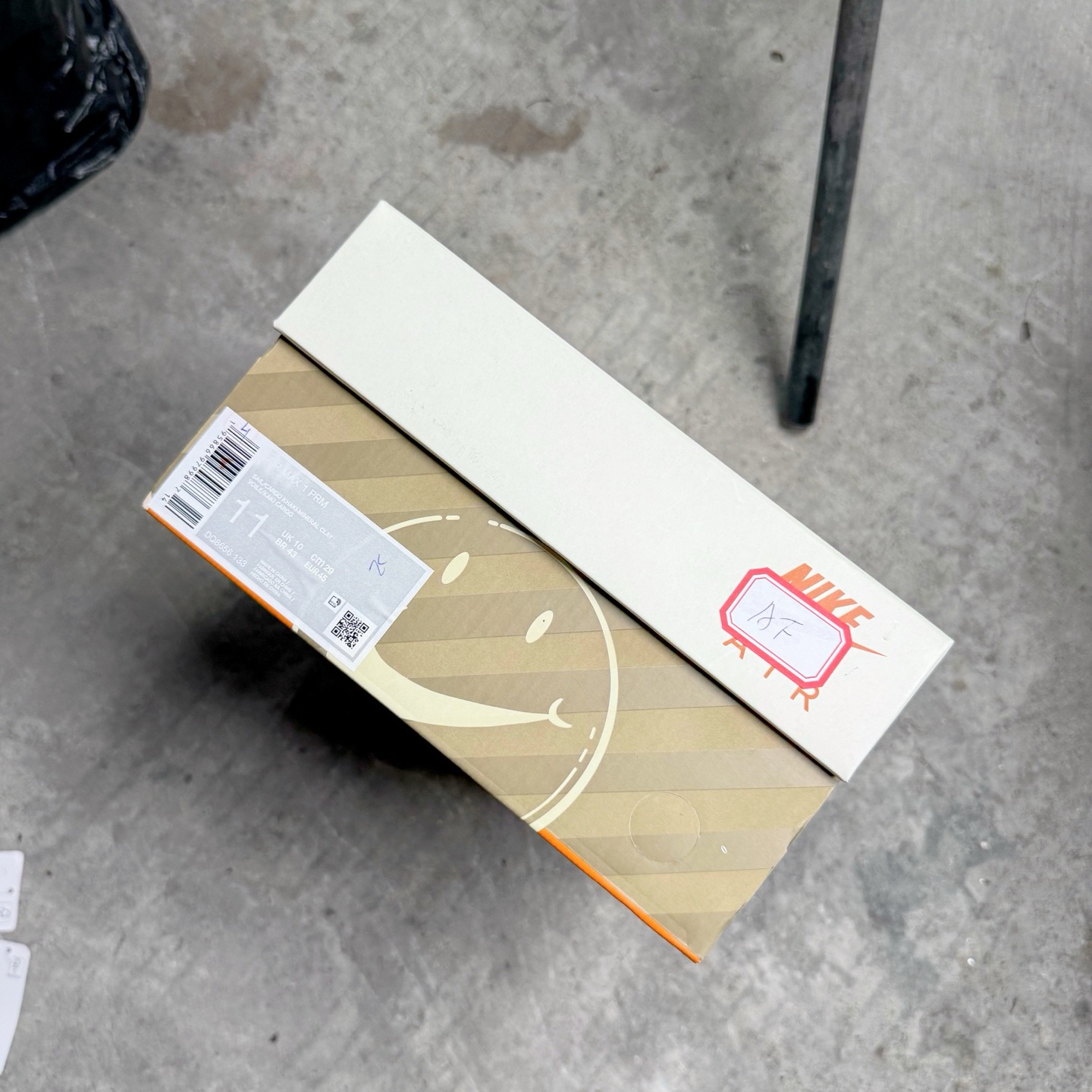 图片[12]-＃G5 NK Air Force 1 Low \’07 空军一号低帮经典板鞋 纯黑 CW2288-001 同步官方2025全新版本 不规则波浪大底咬花 全鞋电脑针车 工整有序 视觉效果满分 原厂拉帮手法 标准四线 密度针距针孔大小控制到位 原装反口里网布海绵 正确卡色网眼大小 新版鞋撑改用纸团代替 原厂港宝加持完美还原灵魂版型 原盒原配从里到外百分百还原 原厂全头层原厂皮料 原标原盒 内置Sole气垫 中底白色背胶 中底划线 已经无限的接近公司 原厂楦头 原厂刺绣 后跟弧度修正 独家私模最大开发到47.5 尺码：35.5 36 36.5 37.5 38 38.5 39 40 40.5 41 42 42.5 43 44 44.5 45 46 47.5-选品中心