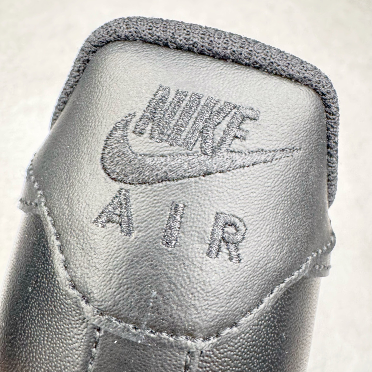 图片[18]-＃G5 NK Air Force 1 Low \’07 空军一号低帮经典板鞋 纯黑 CW2288-001 同步官方2025全新版本 不规则波浪大底咬花 全鞋电脑针车 工整有序 视觉效果满分 原厂拉帮手法 标准四线 密度针距针孔大小控制到位 原装反口里网布海绵 正确卡色网眼大小 新版鞋撑改用纸团代替 原厂港宝加持完美还原灵魂版型 原盒原配从里到外百分百还原 原厂全头层原厂皮料 原标原盒 内置Sole气垫 中底白色背胶 中底划线 已经无限的接近公司 原厂楦头 原厂刺绣 后跟弧度修正 独家私模最大开发到47.5 尺码：35.5 36 36.5 37.5 38 38.5 39 40 40.5 41 42 42.5 43 44 44.5 45 46 47.5-选品中心