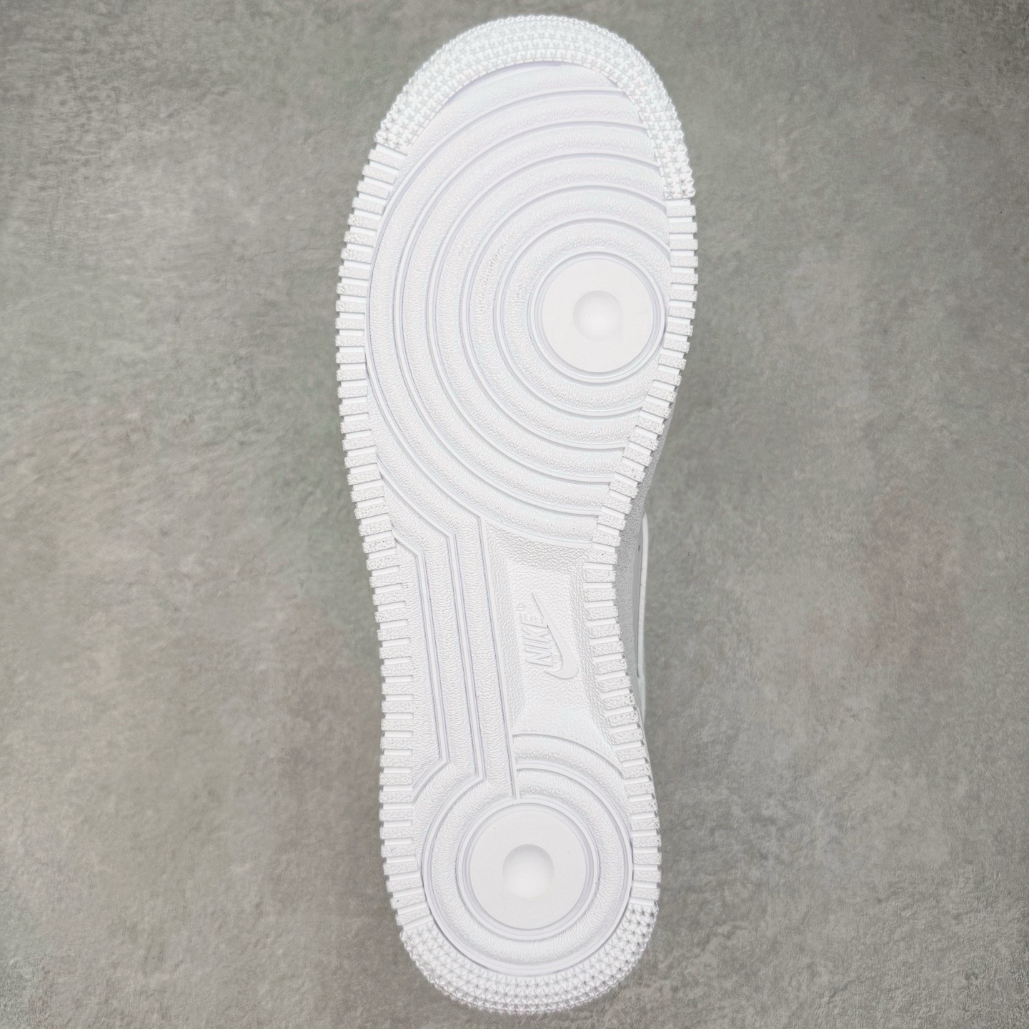 图片[9]-＃G5 NK Air Force 1 Low \’07 空军一号低帮经典板鞋 纯白 CW2288-111 同步官方2025全新版本 不规则波浪大底咬花 全鞋电脑针车 工整有序 视觉效果满分 原厂拉帮手法 标准四线 密度针距针孔大小控制到位 原装反口里网布海绵 正确卡色网眼大小 新版鞋撑改用纸团代替 原厂港宝加持完美还原灵魂版型 原盒原配从里到外百分百还原 原厂全头层原厂皮料 原标原盒 内置Sole气垫 中底白色背胶 中底划线 已经无限的接近公司 原厂楦头 原厂刺绣 后跟弧度修正 独家私模最大开发到47.5 尺码：35.5 36 36.5 37.5 38 38.5 39 40 40.5 41 42 42.5 43 44 44.5 45 46 47.5-选品中心