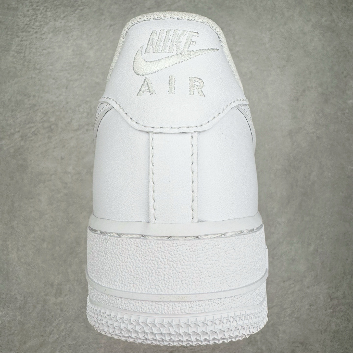 图片[8]-＃G5 NK Air Force 1 Low \’07 空军一号低帮经典板鞋 纯白 CW2288-111 同步官方2025全新版本 不规则波浪大底咬花 全鞋电脑针车 工整有序 视觉效果满分 原厂拉帮手法 标准四线 密度针距针孔大小控制到位 原装反口里网布海绵 正确卡色网眼大小 新版鞋撑改用纸团代替 原厂港宝加持完美还原灵魂版型 原盒原配从里到外百分百还原 原厂全头层原厂皮料 原标原盒 内置Sole气垫 中底白色背胶 中底划线 已经无限的接近公司 原厂楦头 原厂刺绣 后跟弧度修正 独家私模最大开发到47.5 尺码：35.5 36 36.5 37.5 38 38.5 39 40 40.5 41 42 42.5 43 44 44.5 45 46 47.5-选品中心