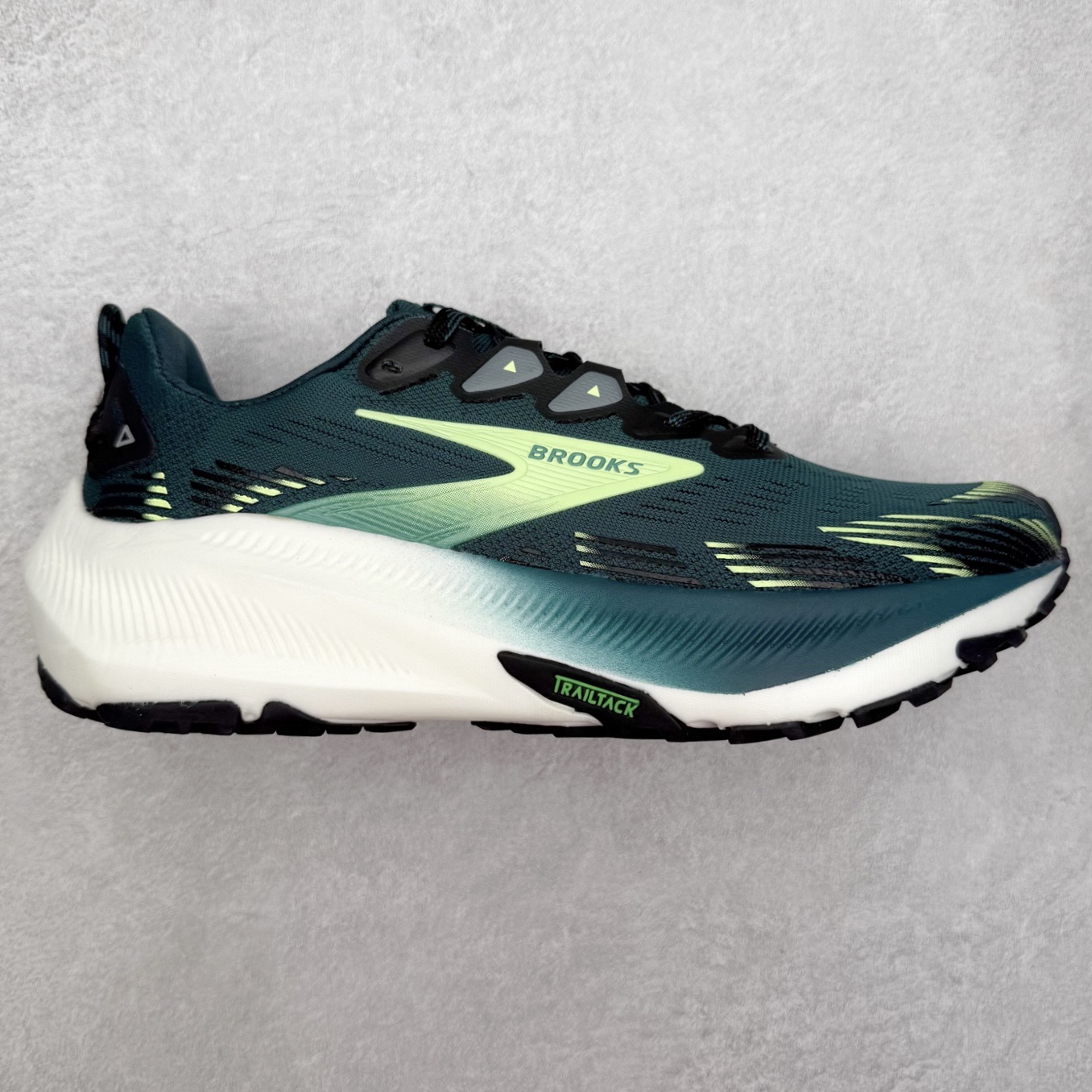 Brooks 布鲁克斯 Caldera 8 山啸舒适耐磨轻便 低帮越野跑步鞋 Brooks 四大跑鞋之一 百年品牌 跑鞋从外形上基本就能判断这是一款速度跑鞋 简洁干练的外形结构和极强的运动流线型看着非常有速度感 上脚的第一感觉是非常轻 美码9码的鞋单只206g不到 从个人偏好来说 200g左右的竞速鞋最具安全感 鞋面采用单层网布 很薄 前掌使用了大量开放式网眼 排气直接快速 透气性上乘 鞋舌也是轻量化设计 仅为一层麂皮 和脚背完美贴合 鞋舌中央有个防偏穿孔 从实际穿着来看 通常鞋舌都是外偏 如果是防偏穿孔位于中心 防偏效果其实并不十分有效 如果采用趋外侧的偏心设计更有效 鞋帮泡棉填充量不大 但非常紧凑 贴合舒适 包裹稳固 内置硬质TPU保证必要的稳定性 跑鞋中底采用的是DNA FLASH科技材料 DNA FLASH中底科技 是Brooks第一款将氮气注入中底的创新科技 主要原理是借助“超临界流体”发泡技术 将液态氮稳定的转化为气态氮 并使其均匀地形成无数紧密贴合的密闭式气囊结构 尺码：36 36.5 37.5 38 38.5 39 40 40.5 41 42 42.5 43 44 44.5 45-选品中心