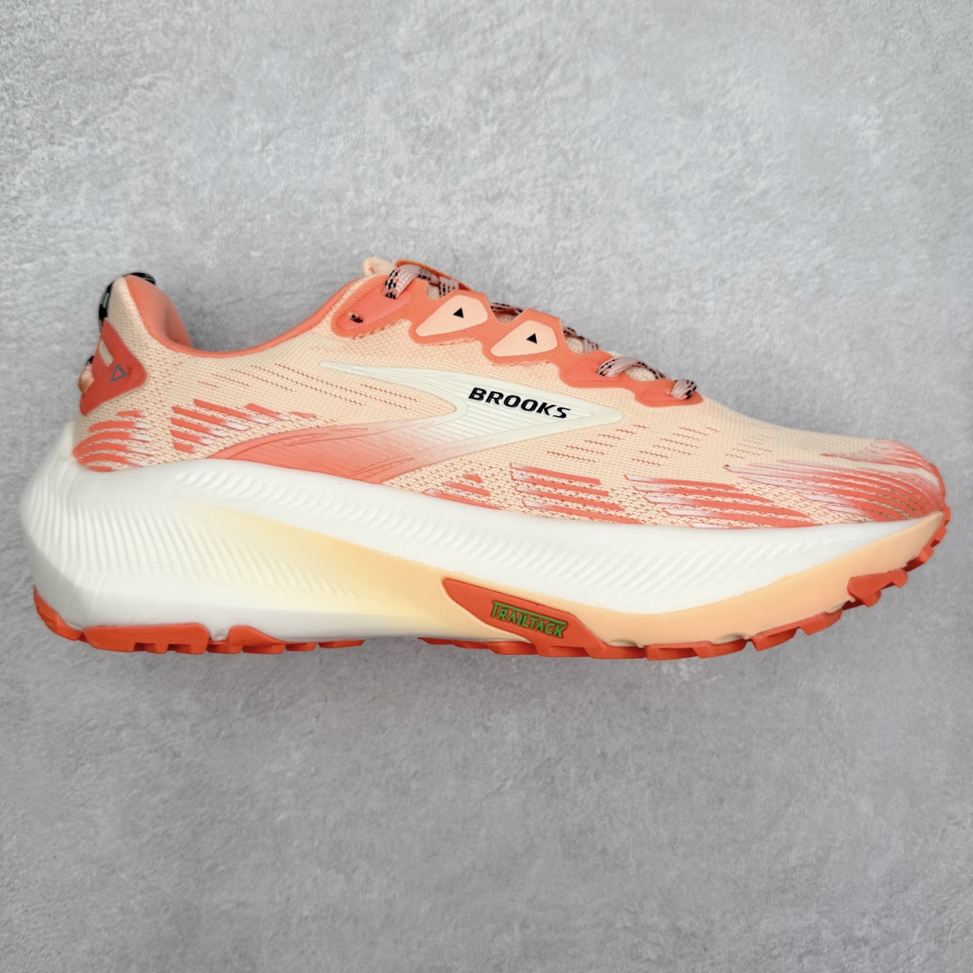 Brooks 布鲁克斯 Caldera 8 山啸舒适耐磨轻便 低帮越野跑步鞋 Brooks 四大跑鞋之一 百年品牌 跑鞋从外形上基本就能判断这是一款速度跑鞋 简洁干练的外形结构和极强的运动流线型看着非常有速度感 上脚的第一感觉是非常轻 美码9码的鞋单只206g不到 从个人偏好来说 200g左右的竞速鞋最具安全感 鞋面采用单层网布 很薄 前掌使用了大量开放式网眼 排气直接快速 透气性上乘 鞋舌也是轻量化设计 仅为一层麂皮 和脚背完美贴合 鞋舌中央有个防偏穿孔 从实际穿着来看 通常鞋舌都是外偏 如果是防偏穿孔位于中心 防偏效果其实并不十分有效 如果采用趋外侧的偏心设计更有效 鞋帮泡棉填充量不大 但非常紧凑 贴合舒适 包裹稳固 内置硬质TPU保证必要的稳定性 跑鞋中底采用的是DNA FLASH科技材料 DNA FLASH中底科技 是Brooks第一款将氮气注入中底的创新科技 主要原理是借助“超临界流体”发泡技术 将液态氮稳定的转化为气态氮 并使其均匀地形成无数紧密贴合的密闭式气囊结构 尺码：36 36.5 37.5 38 38.5 39 40 40.5 41 42 42.5 43 44 44.5 45-选品中心