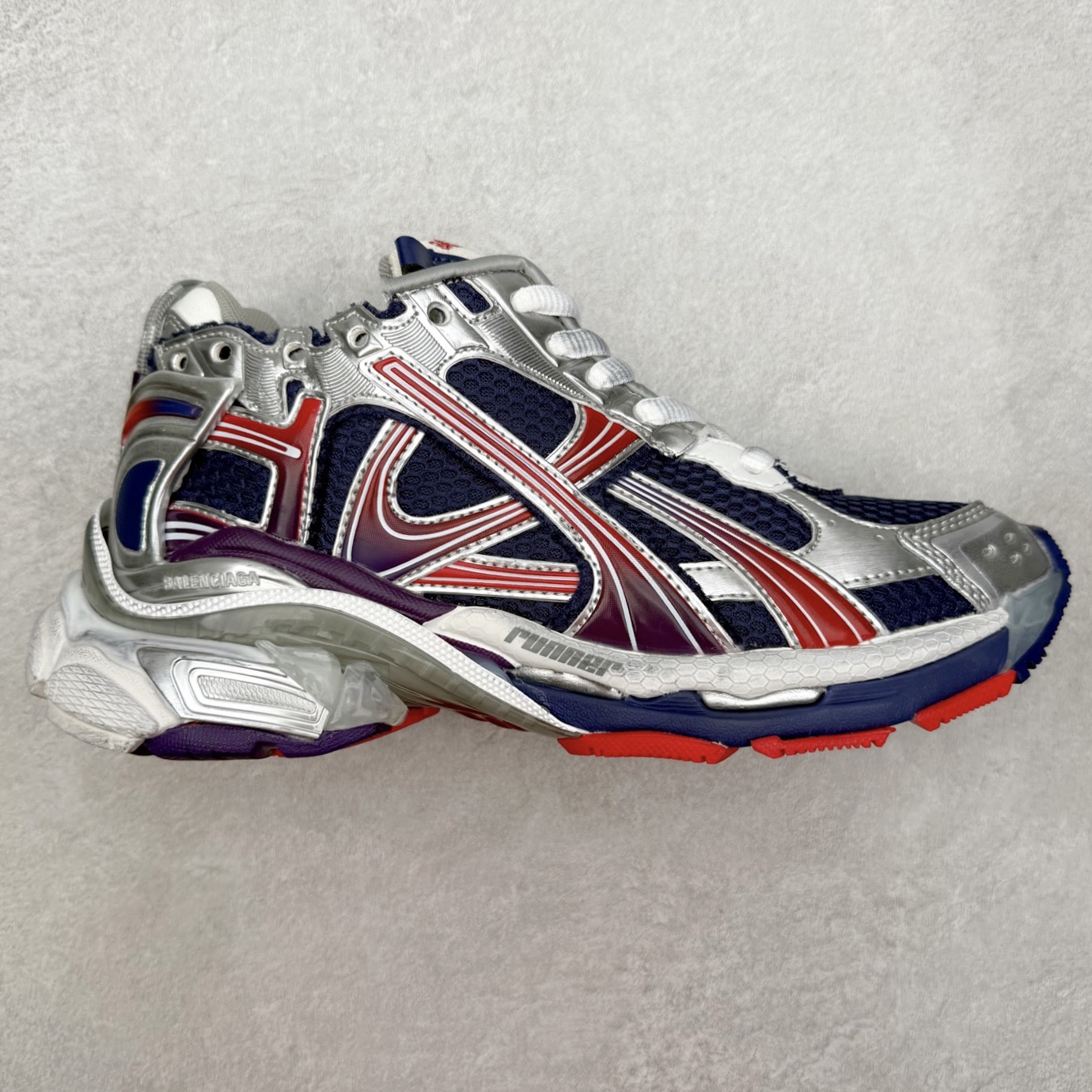 ＃VG零售版 BALENCIAGA Runner Sneaker 巴黎世家七代慢跑系列低帮复古野跑潮流运动鞋老爹鞋 尼龙和网布材质 磨损效果 鞋头边缘印有尺码 背面浮印尺码 外侧印有跑者徽标 鞋舌刺绣 Balenciaga 品牌标识 鞋跟背面 Balenciaga品牌标识 材质采用65%聚氨酯、35%聚酯纤维 全新 Runner 鞋型轮廓借鉴于 2000 年初的复古线条 搭载大网眼面料制成鞋面基础，由粉色、白色尼龍与橡胶质地覆盖鞋面诠释线条感 当中透过几道手缝线与折损痕更是精准的掌握历经时间淬炼的破旧痕迹 延续其手法至鞋领、鞋跟、鞋带、中底等部分均饰有破损及脏污之貌 尤其是鞋领处与鞋带孔眼条更是采用不规则做旧技术将内容物泡棉随机露出 尺码：35 36 37 38 39 40 41 42 43 44 45 46-选品中心