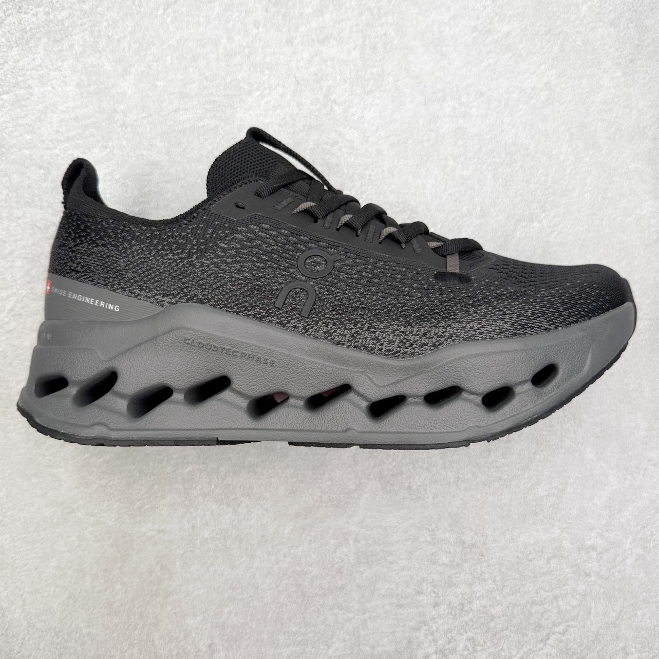 ＃DT On昂跑 Cloudsurfer Max 舒适柔软 休闲跑步鞋 此运动品牌 开创于2010年 缓震着陆、强效回弹、轻柔质感的设计构思始终是ON研制关键 与此同时基于“为全球提供革新性的跑步感受”信念 陆续推出了多款跑鞋及其以专业运动人体跑步工程学为设计关键的功能性跑步服饰设备 让跑者不费力气地畅快畅跑 尺码：36 36.5 37.5 38 38.5 39 40 40.5 41 42 42.5 43 44 44.5 45-选品中心