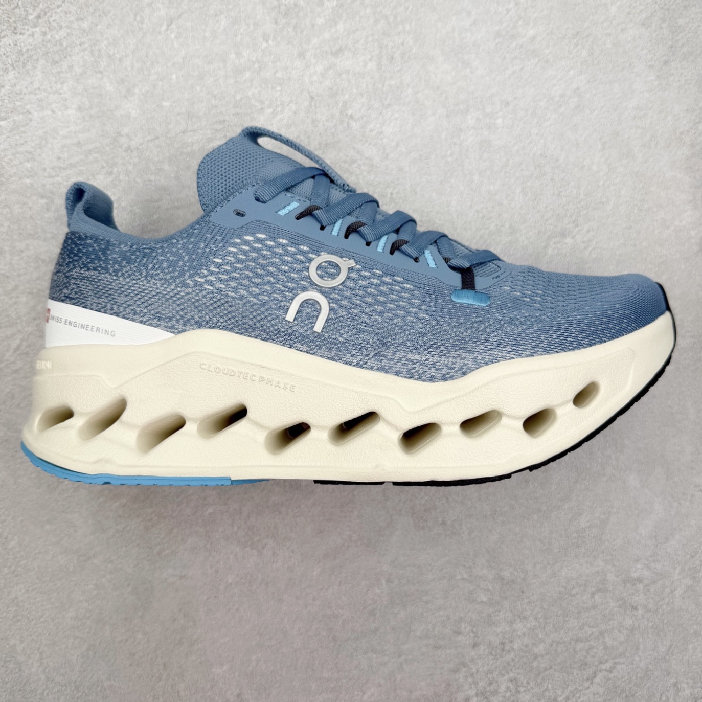 ＃DT On昂跑 Cloudsurfer Max 舒适柔软 休闲跑步鞋 此运动品牌 开创于2010年 缓震着陆、强效回弹、轻柔质感的设计构思始终是ON研制关键 与此同时基于“为全球提供革新性的跑步感受”信念 陆续推出了多款跑鞋及其以专业运动人体跑步工程学为设计关键的功能性跑步服饰设备 让跑者不费力气地畅快畅跑 尺码：36 36.5 37.5 38 38.5 39 40 40.5 41 42 42.5 43 44 44.5 45-选品中心