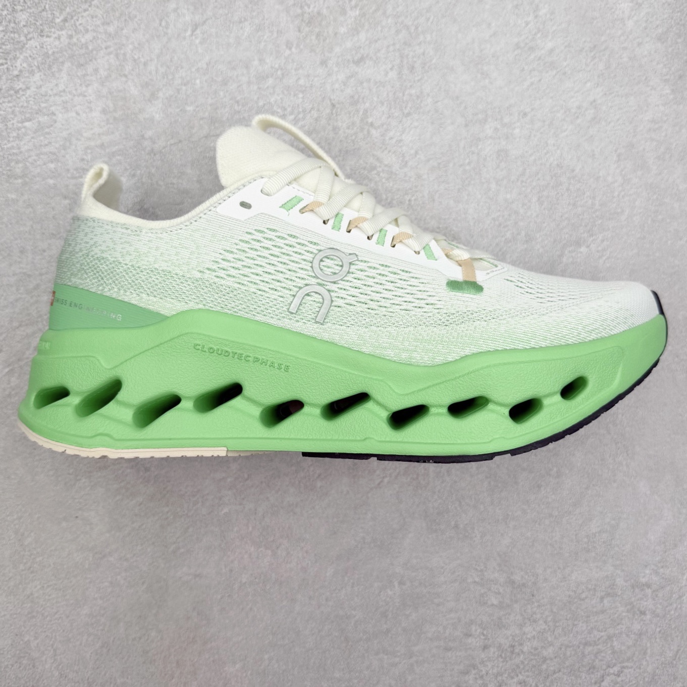 ＃DT On昂跑 Cloudsurfer Max 舒适柔软 休闲跑步鞋 此运动品牌 开创于2010年 缓震着陆、强效回弹、轻柔质感的设计构思始终是ON研制关键 与此同时基于“为全球提供革新性的跑步感受”信念 陆续推出了多款跑鞋及其以专业运动人体跑步工程学为设计关键的功能性跑步服饰设备 让跑者不费力气地畅快畅跑 尺码：36 36.5 37.5 38 38.5 39 40 40.5 41 42 42.5 43 44 44.5 45-选品中心