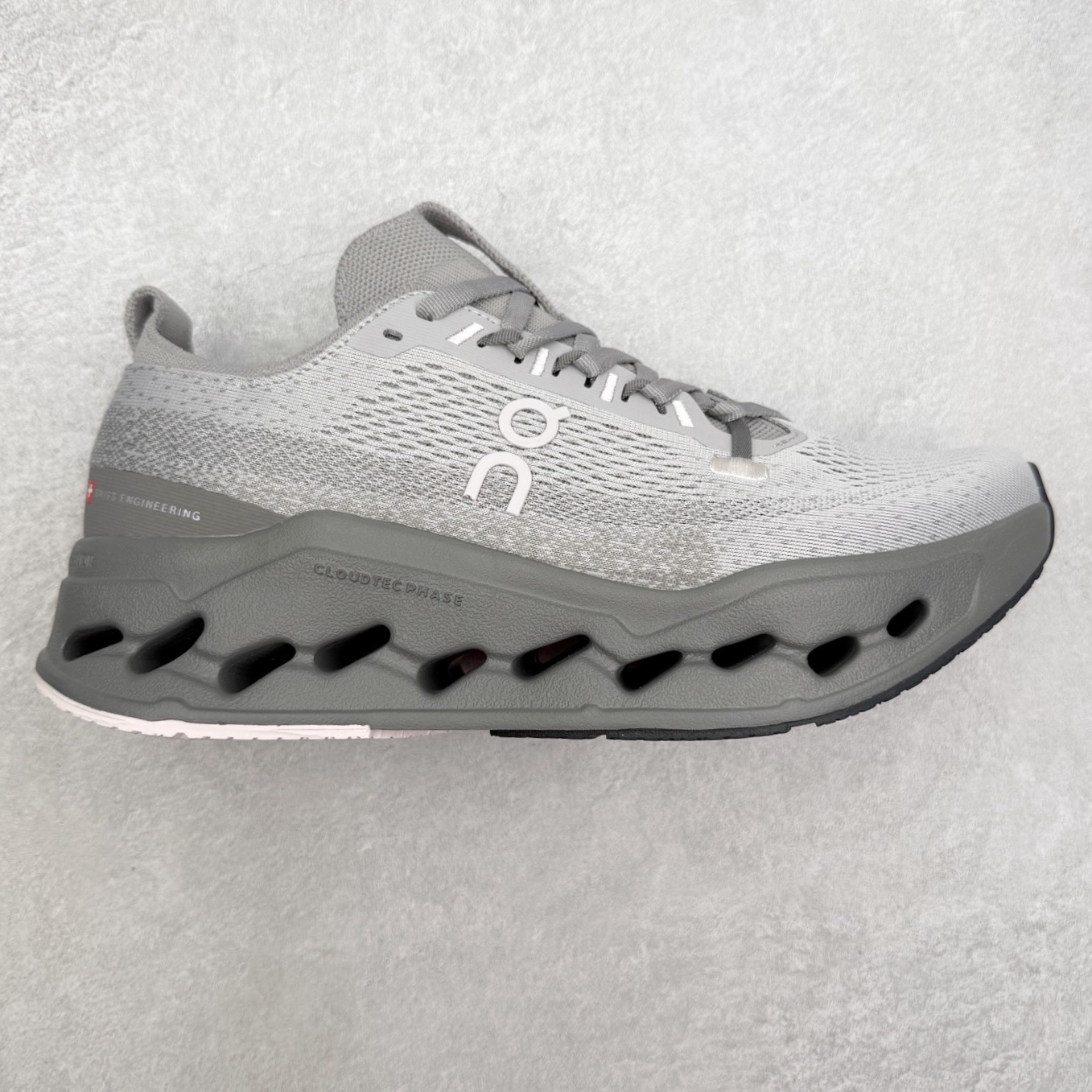 ＃DT On昂跑 Cloudsurfer Max 舒适柔软 休闲跑步鞋 此运动品牌 开创于2010年 缓震着陆、强效回弹、轻柔质感的设计构思始终是ON研制关键 与此同时基于“为全球提供革新性的跑步感受”信念 陆续推出了多款跑鞋及其以专业运动人体跑步工程学为设计关键的功能性跑步服饰设备 让跑者不费力气地畅快畅跑 尺码：36 36.5 37.5 38 38.5 39 40 40.5 41 42 42.5 43 44 44.5 45-选品中心