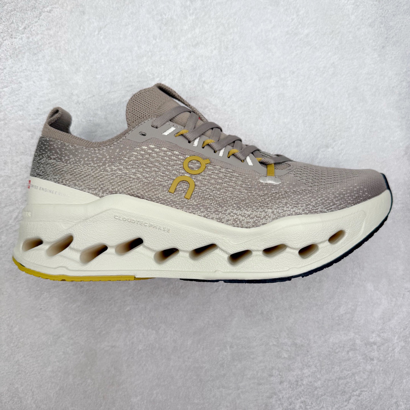 ＃DT On昂跑 Cloudsurfer Max 舒适柔软 休闲跑步鞋 此运动品牌 开创于2010年 缓震着陆、强效回弹、轻柔质感的设计构思始终是ON研制关键 与此同时基于“为全球提供革新性的跑步感受”信念 陆续推出了多款跑鞋及其以专业运动人体跑步工程学为设计关键的功能性跑步服饰设备 让跑者不费力气地畅快畅跑 尺码：36 36.5 37.5 38 38.5 39 40 40.5 41 42 42.5 43 44 44.5 45-选品中心